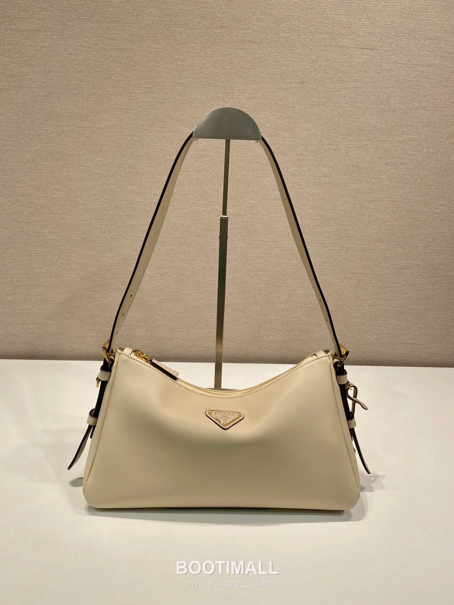 Prada Aimee Calfskin Hobo Shoulder Bag with Triangle Logo Detail 프라다 에이미 카프스킨 호보 숄더백 트라이앵글 로고 디테일 1BC229 31cm 1
