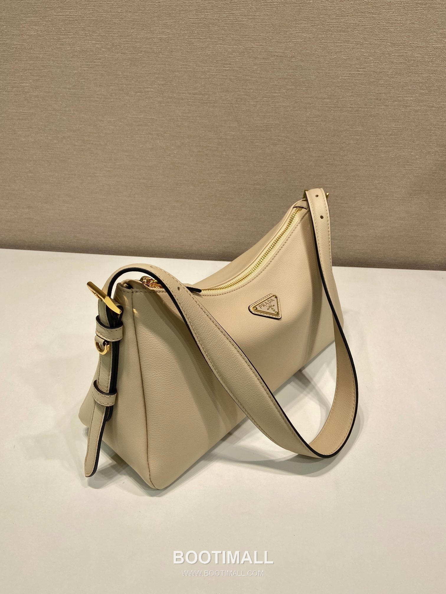 Prada Aimee Calfskin Hobo Shoulder Bag with Triangle Logo Detail 프라다 에이미 카프스킨 호보 숄더백 트라이앵글 로고 디테일 1BC229 31cm 2