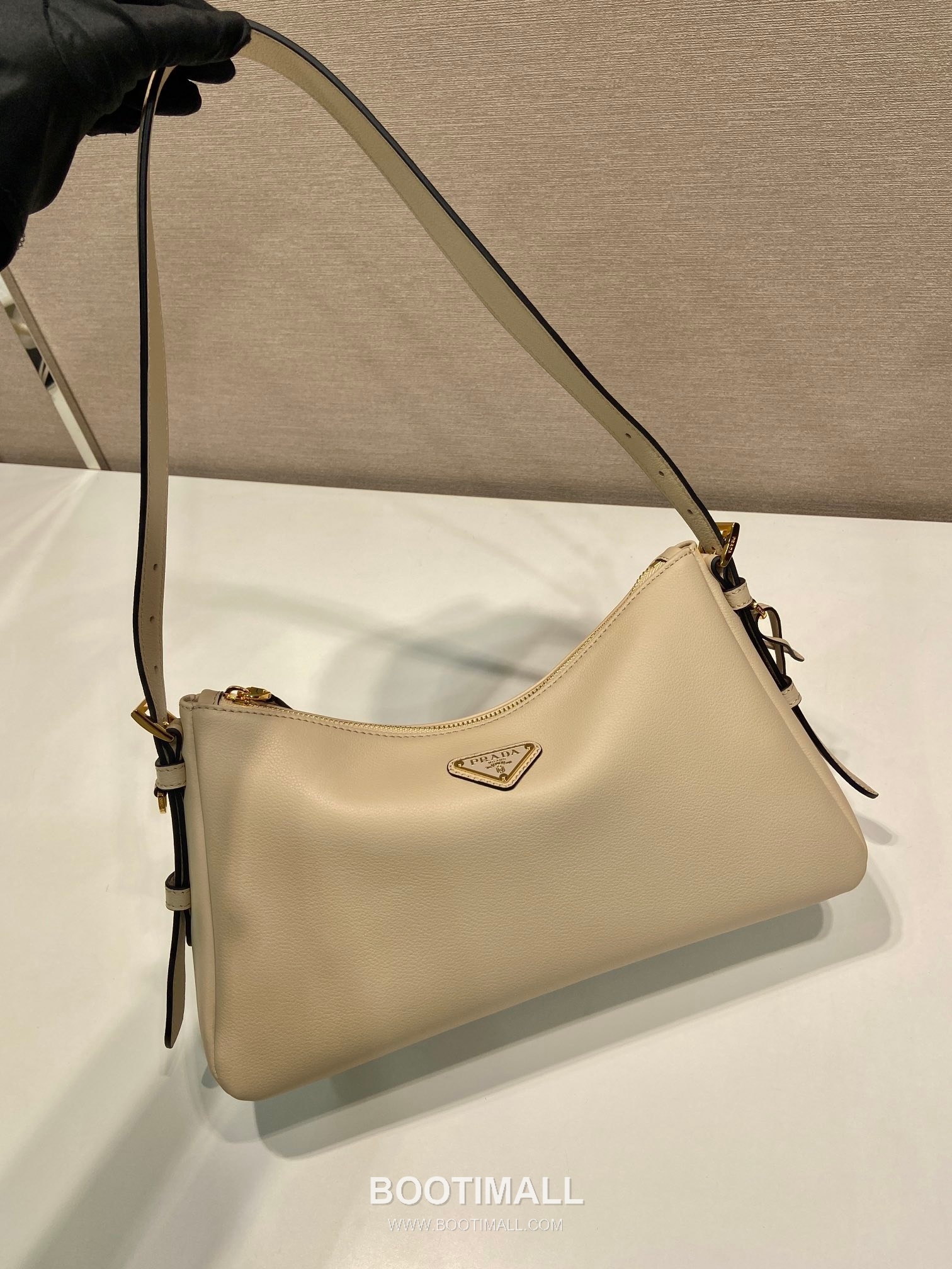 Prada Aimee Calfskin Hobo Shoulder Bag with Triangle Logo Detail 프라다 에이미 카프스킨 호보 숄더백 트라이앵글 로고 디테일 1BC229 31cm 3