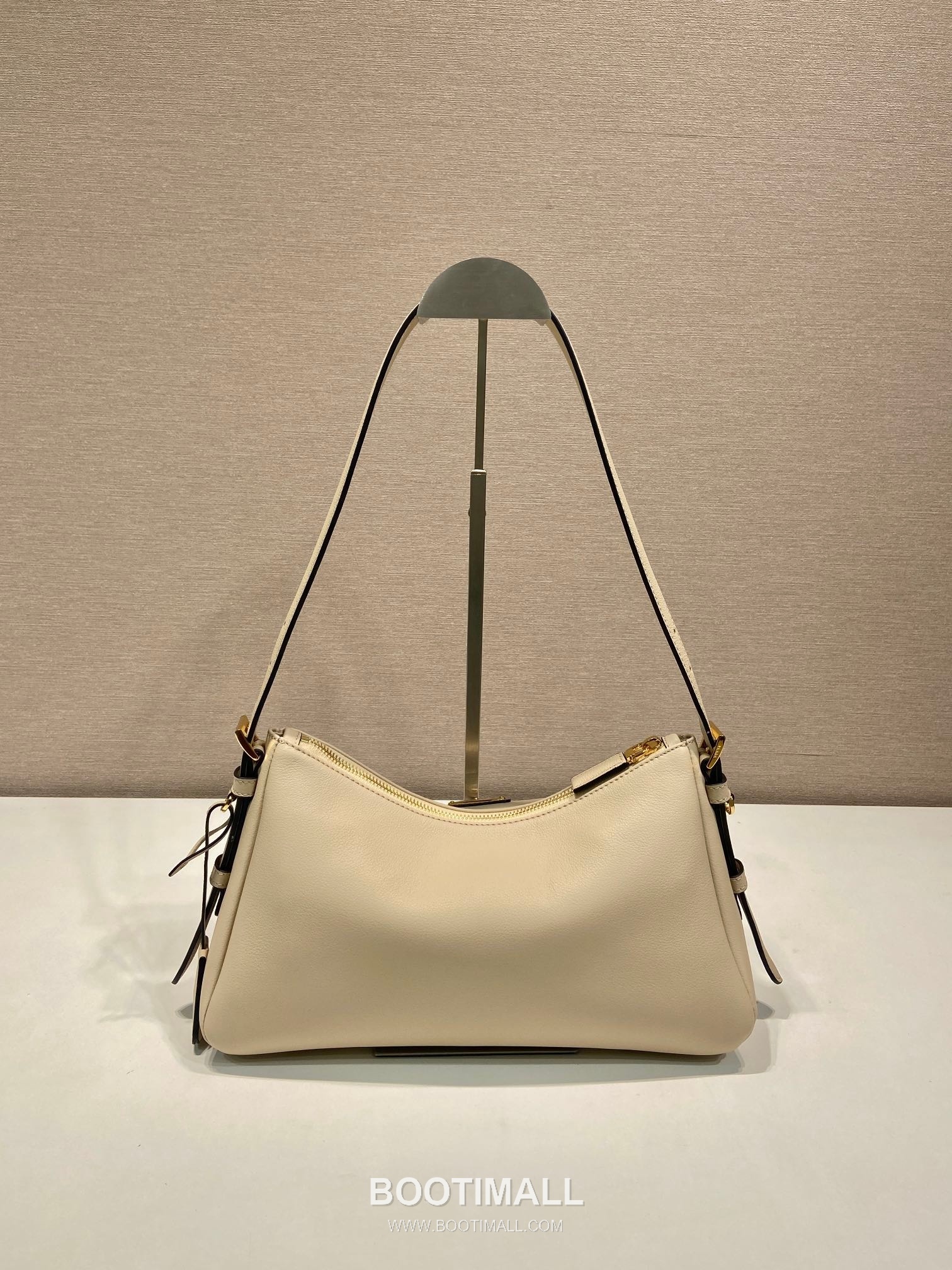Prada Aimee Calfskin Hobo Shoulder Bag with Triangle Logo Detail 프라다 에이미 카프스킨 호보 숄더백 트라이앵글 로고 디테일 1BC229 31cm 4