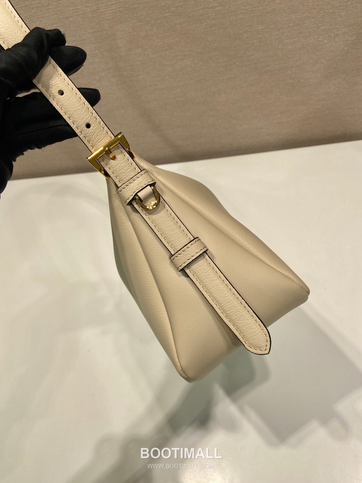 Prada Aimee Calfskin Hobo Shoulder Bag with Triangle Logo Detail 프라다 에이미 카프스킨 호보 숄더백 트라이앵글 로고 디테일 1BC229 31cm 5