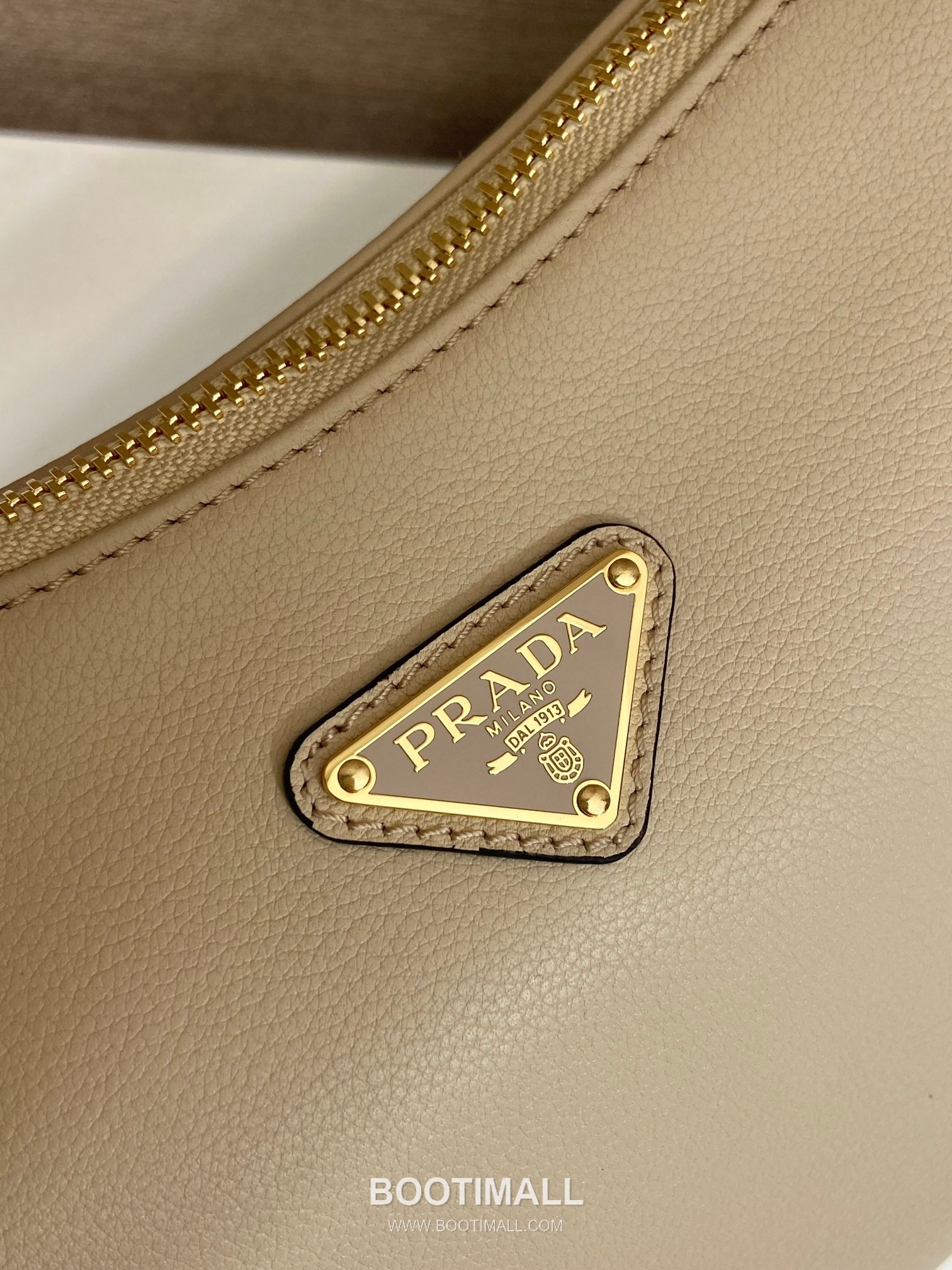 Prada Aimee Calfskin Hobo Shoulder Bag with Triangle Logo Detail 프라다 에이미 카프스킨 호보 숄더백 트라이앵글 로고 디테일 1BC229 31cm 7