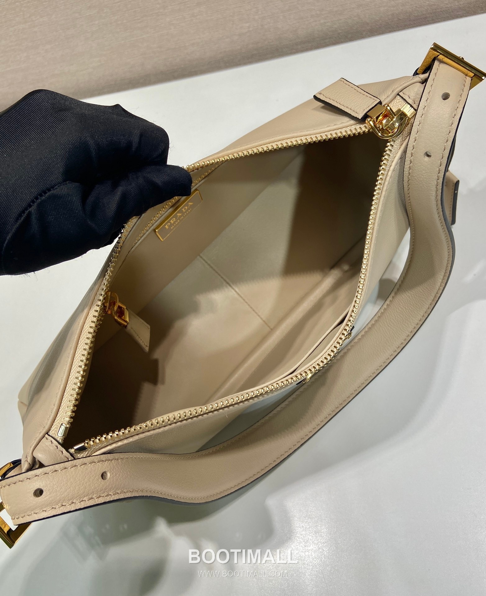 Prada Aimee Calfskin Hobo Shoulder Bag with Triangle Logo Detail 프라다 에이미 카프스킨 호보 숄더백 트라이앵글 로고 디테일 1BC229 31cm 8