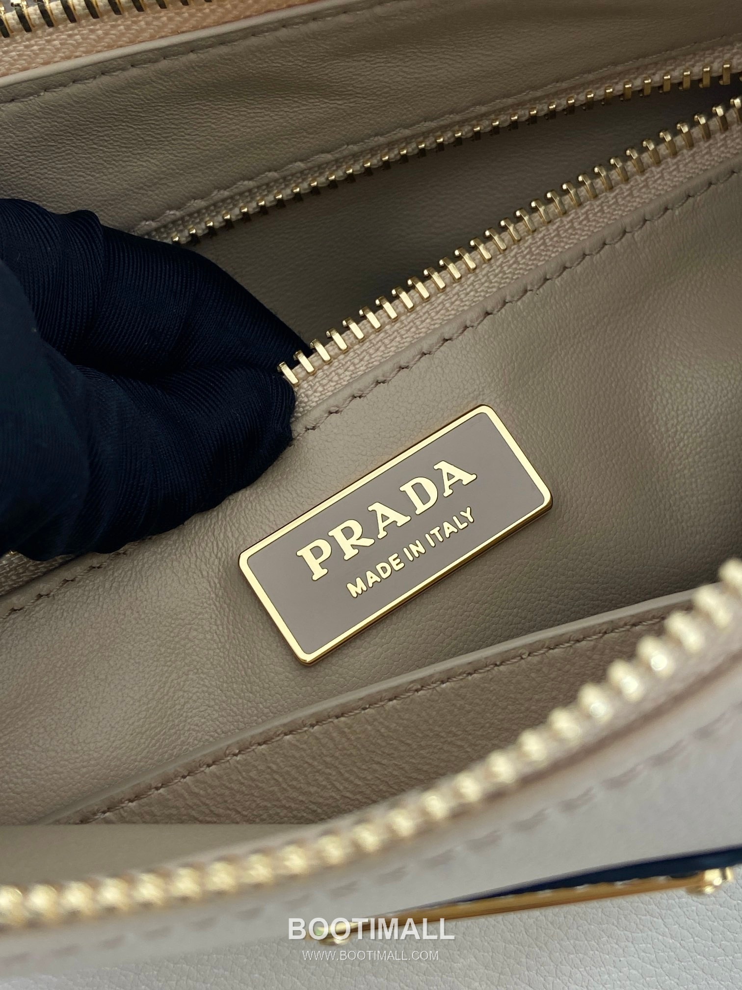 Prada Aimee Calfskin Hobo Shoulder Bag with Triangle Logo Detail 프라다 에이미 카프스킨 호보 숄더백 트라이앵글 로고 디테일 1BC229 31cm 9