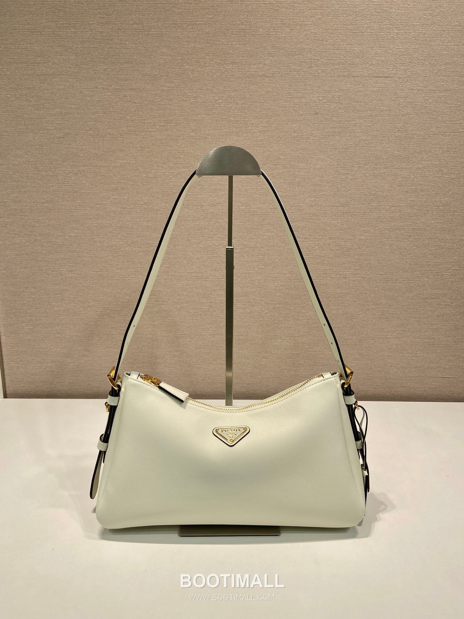 Prada Aimee Calfskin Hobo Shoulder Bag with Triangle Logo Detail 프라다 에이미 카프스킨 호보 숄더백 트라이앵글 로고 디테일 1BC229 31cm 1