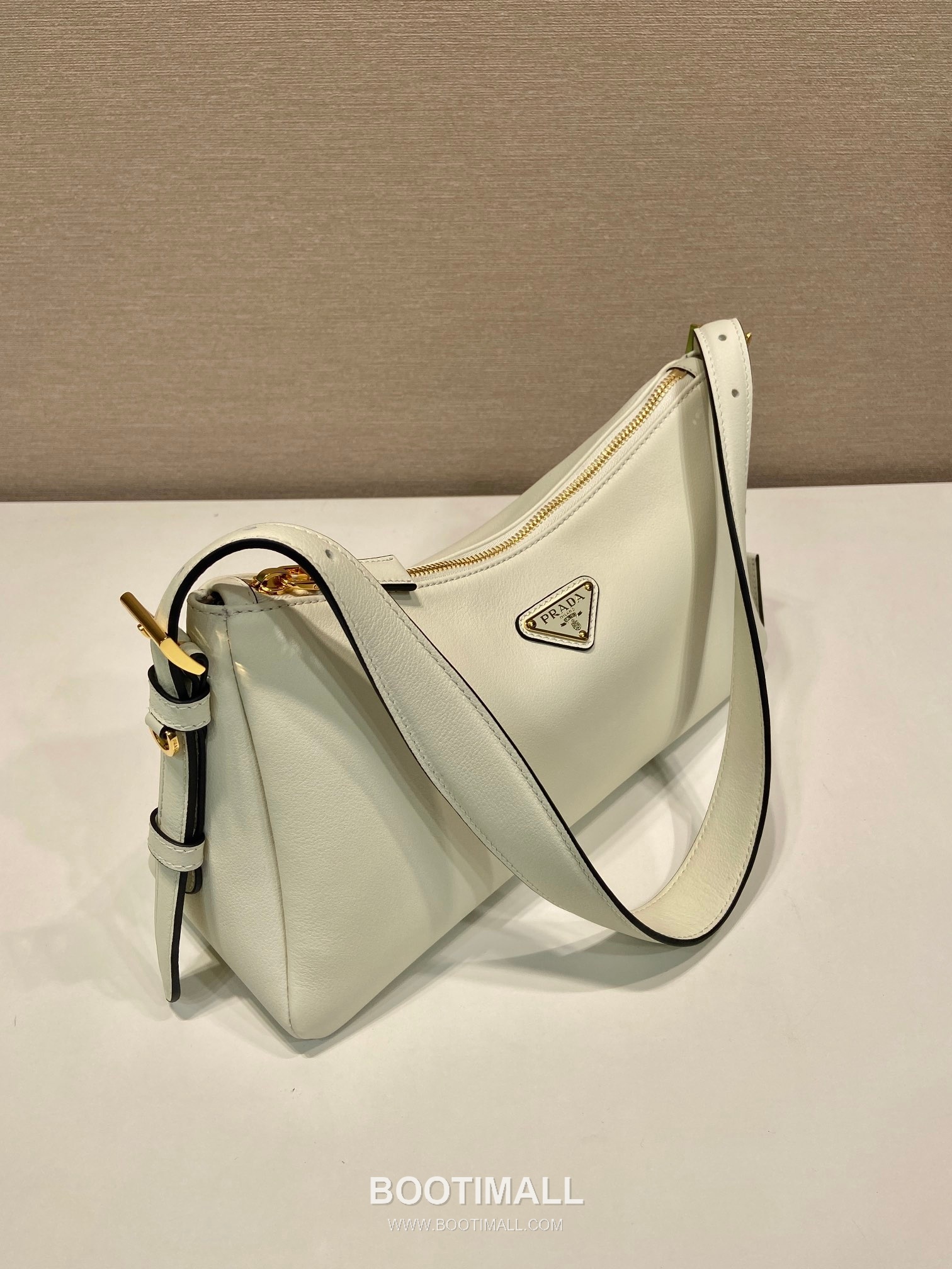 Prada Aimee Calfskin Hobo Shoulder Bag with Triangle Logo Detail 프라다 에이미 카프스킨 호보 숄더백 트라이앵글 로고 디테일 1BC229 31cm 2