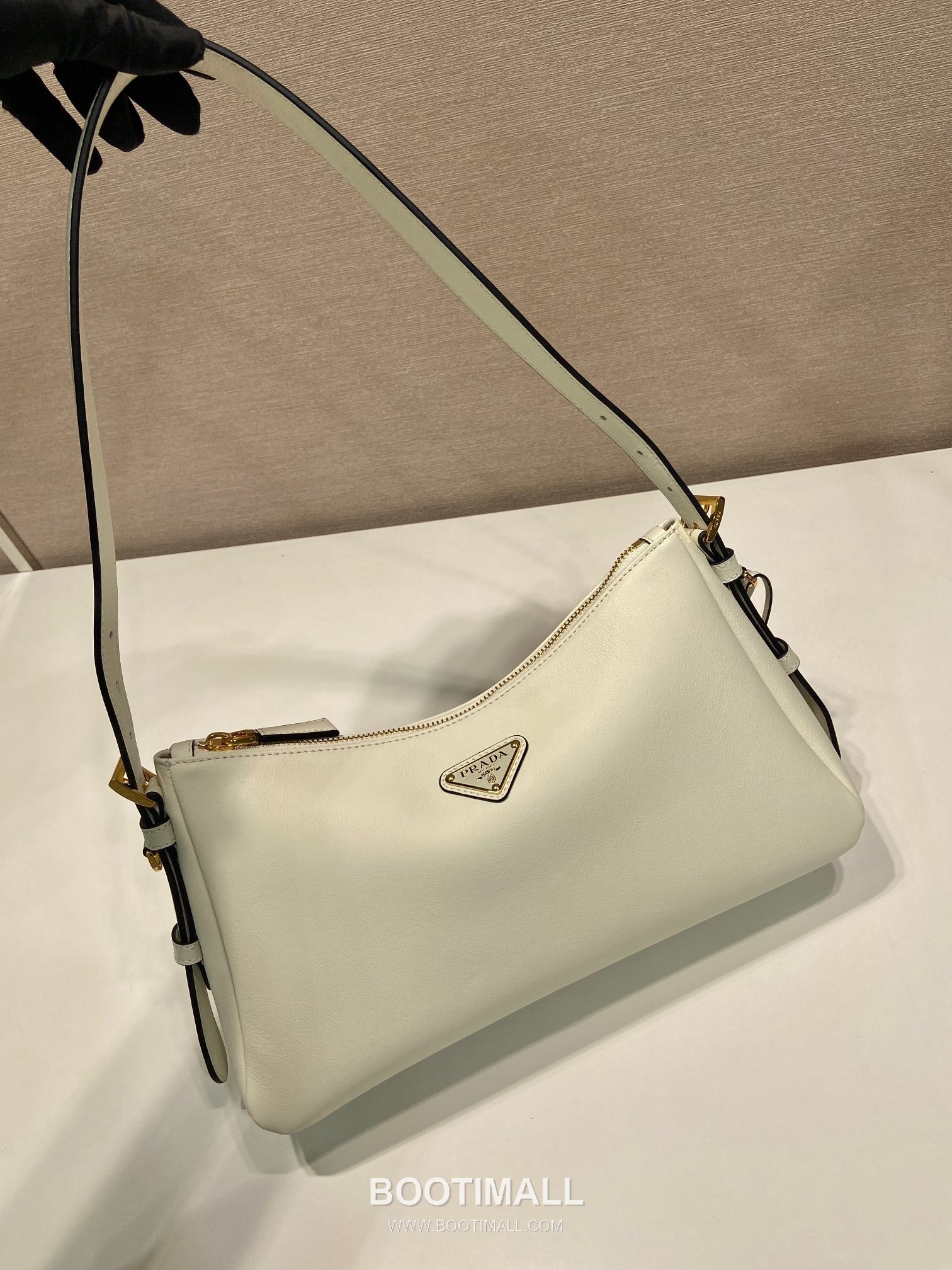 Prada Aimee Calfskin Hobo Shoulder Bag with Triangle Logo Detail 프라다 에이미 카프스킨 호보 숄더백 트라이앵글 로고 디테일 1BC229 31cm 3