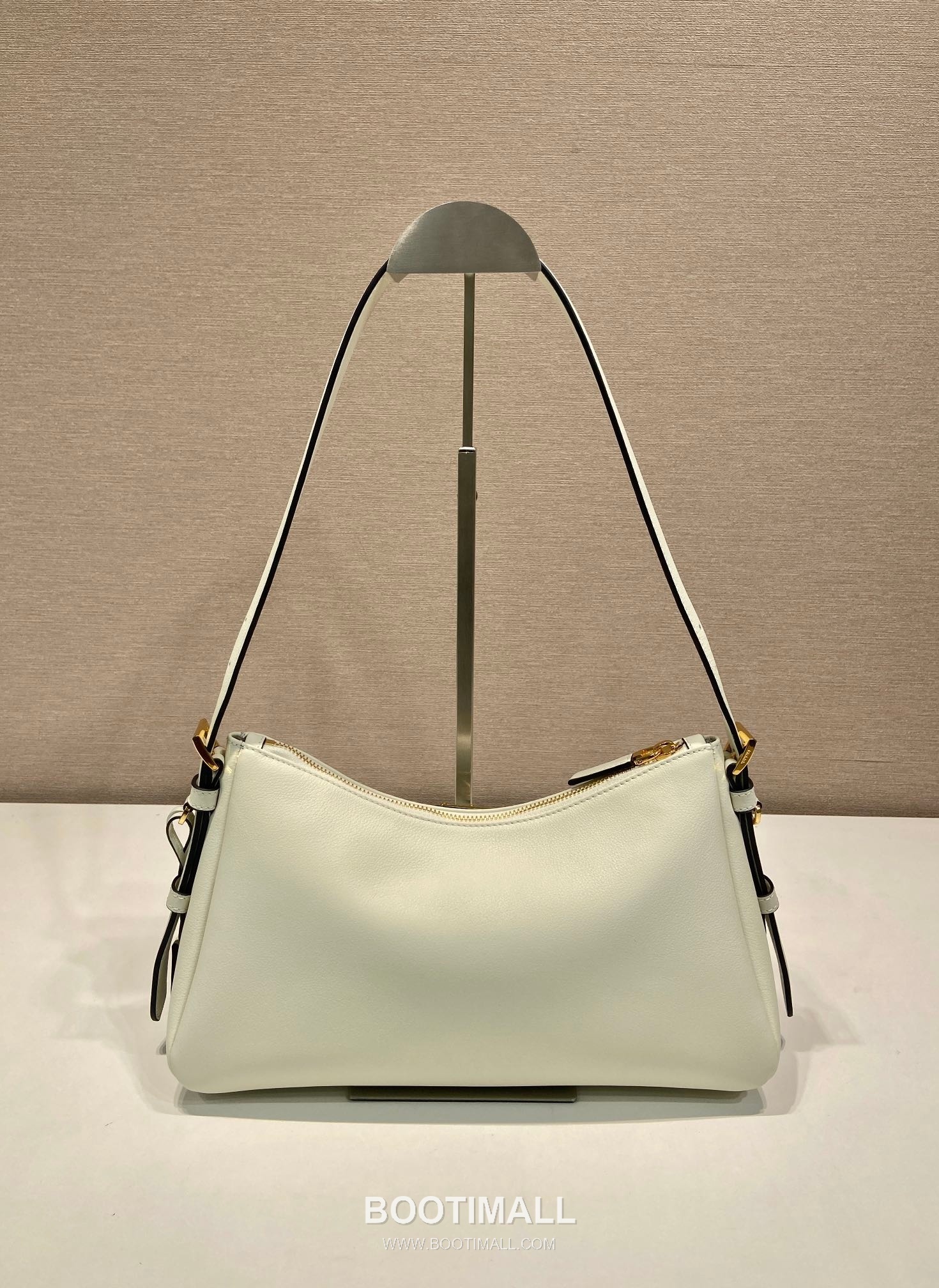 Prada Aimee Calfskin Hobo Shoulder Bag with Triangle Logo Detail 프라다 에이미 카프스킨 호보 숄더백 트라이앵글 로고 디테일 1BC229 31cm 4