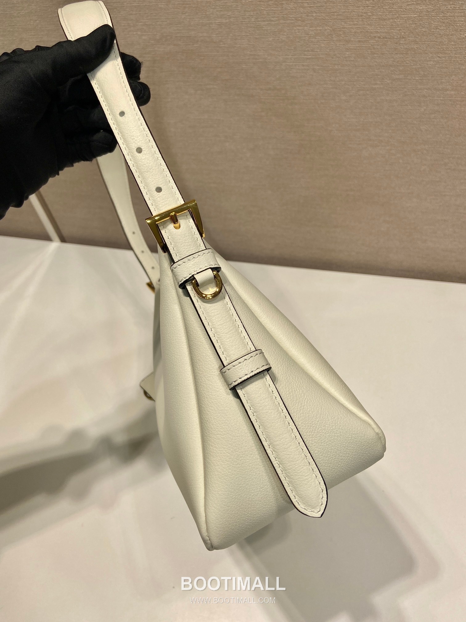 Prada Aimee Calfskin Hobo Shoulder Bag with Triangle Logo Detail 프라다 에이미 카프스킨 호보 숄더백 트라이앵글 로고 디테일 1BC229 31cm 5