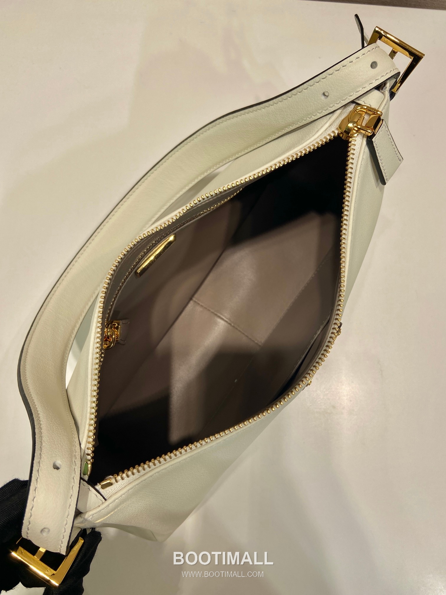 Prada Aimee Calfskin Hobo Shoulder Bag with Triangle Logo Detail 프라다 에이미 카프스킨 호보 숄더백 트라이앵글 로고 디테일 1BC229 31cm 8