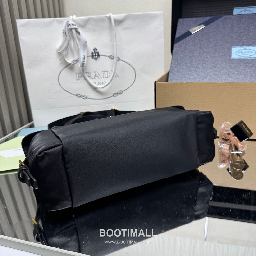 Prada Re-Nylon Calfskin Explorer Crossbody Bag with Dual Strap Pocket Detail 프라다 리나일론 카프스킨 익스플로러 크로스바디 백 듀얼 스트랩 포켓 디테일 1BC264 32cm 4