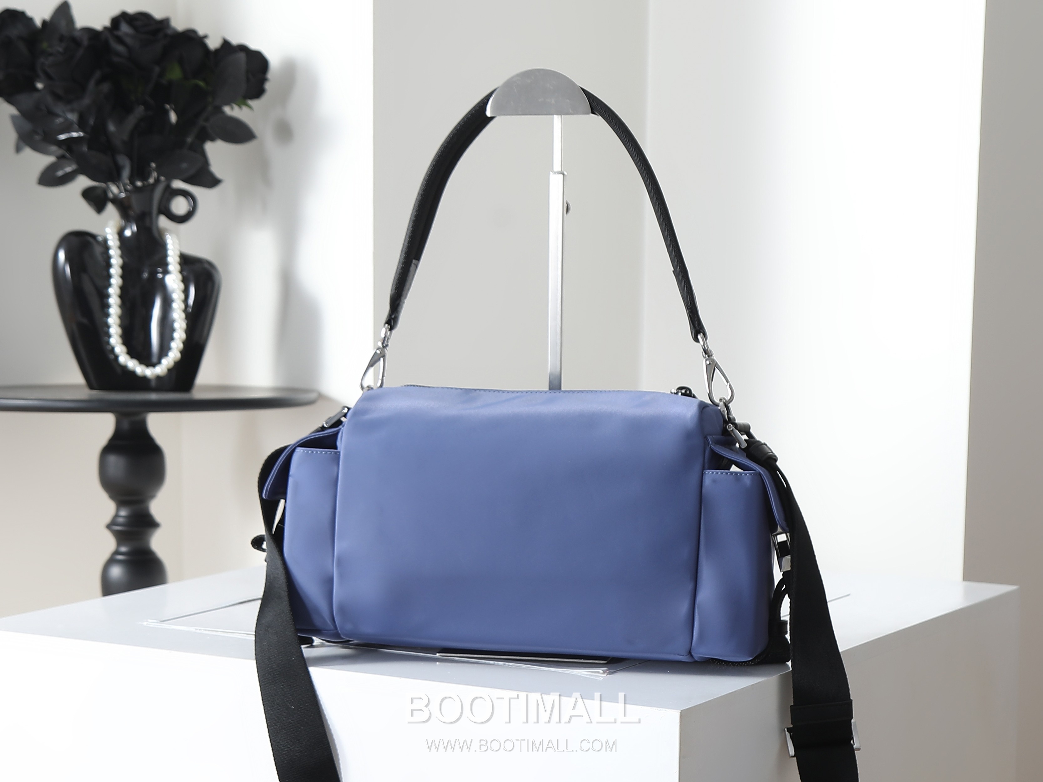 Prada Re-Nylon Explorer Crossbody Bag with Dual Zip Pocket and Strap Detail 프라다 리나일론 익스플로러 크로스바디 백 듀얼 지퍼 포켓 스트랩 디테일 2VH206 31cm 3