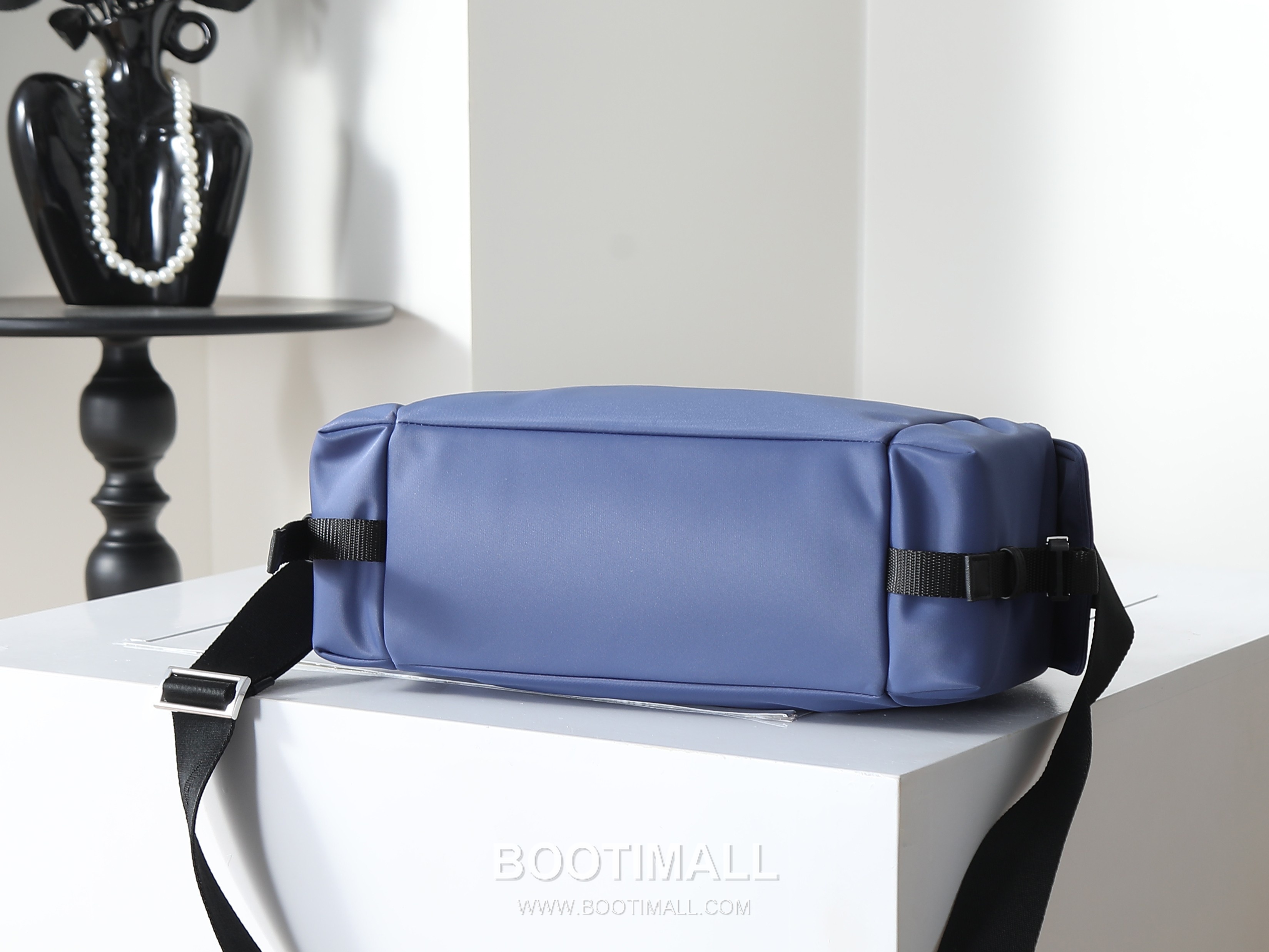 Prada Re-Nylon Explorer Crossbody Bag with Dual Zip Pocket and Strap Detail 프라다 리나일론 익스플로러 크로스바디 백 듀얼 지퍼 포켓 스트랩 디테일 2VH206 31cm 7