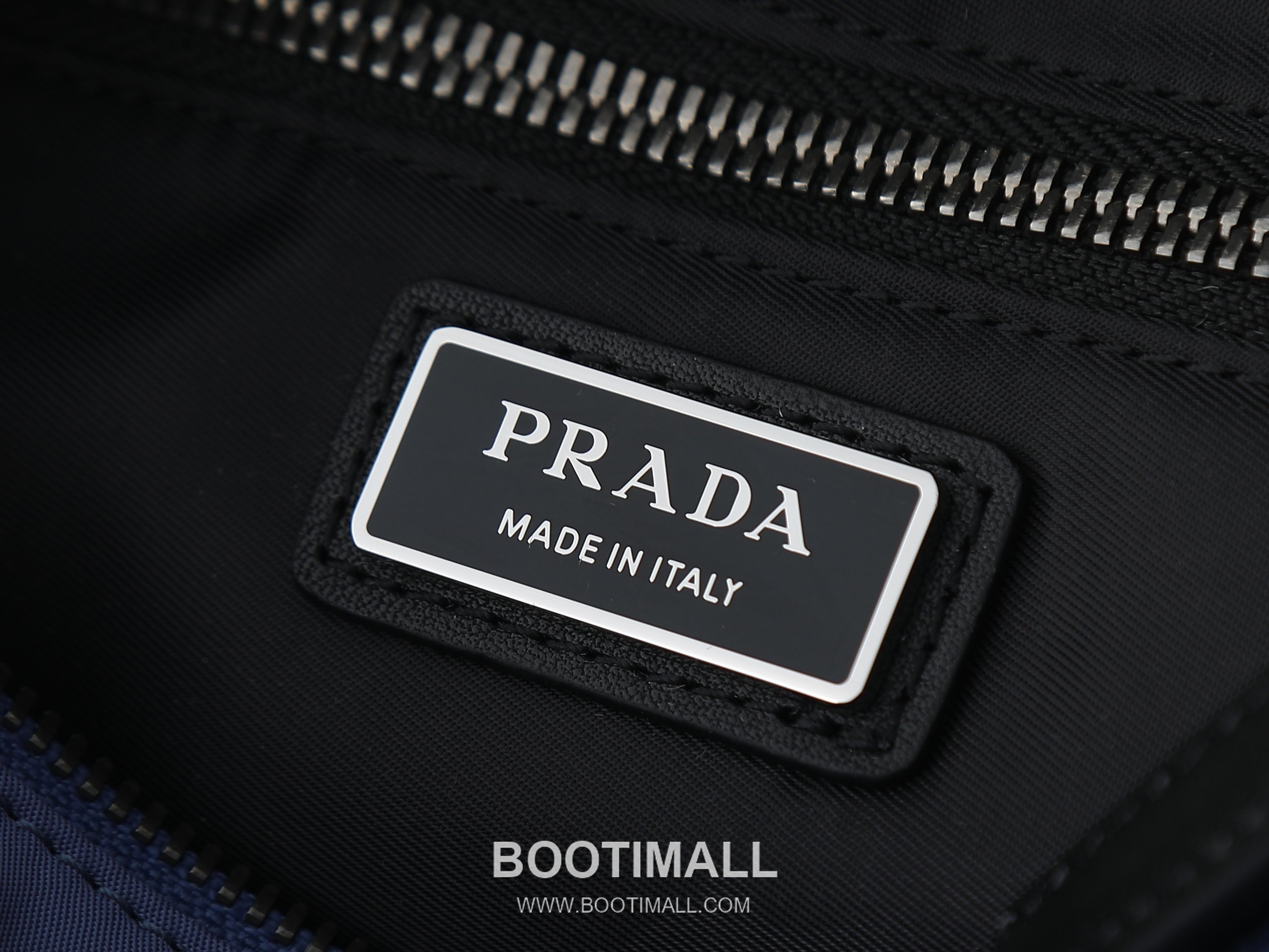 Prada Re-Nylon Explorer Crossbody Bag with Dual Zip Pocket and Strap Detail 프라다 리나일론 익스플로러 크로스바디 백 듀얼 지퍼 포켓 스트랩 디테일 2VH206 31cm 9