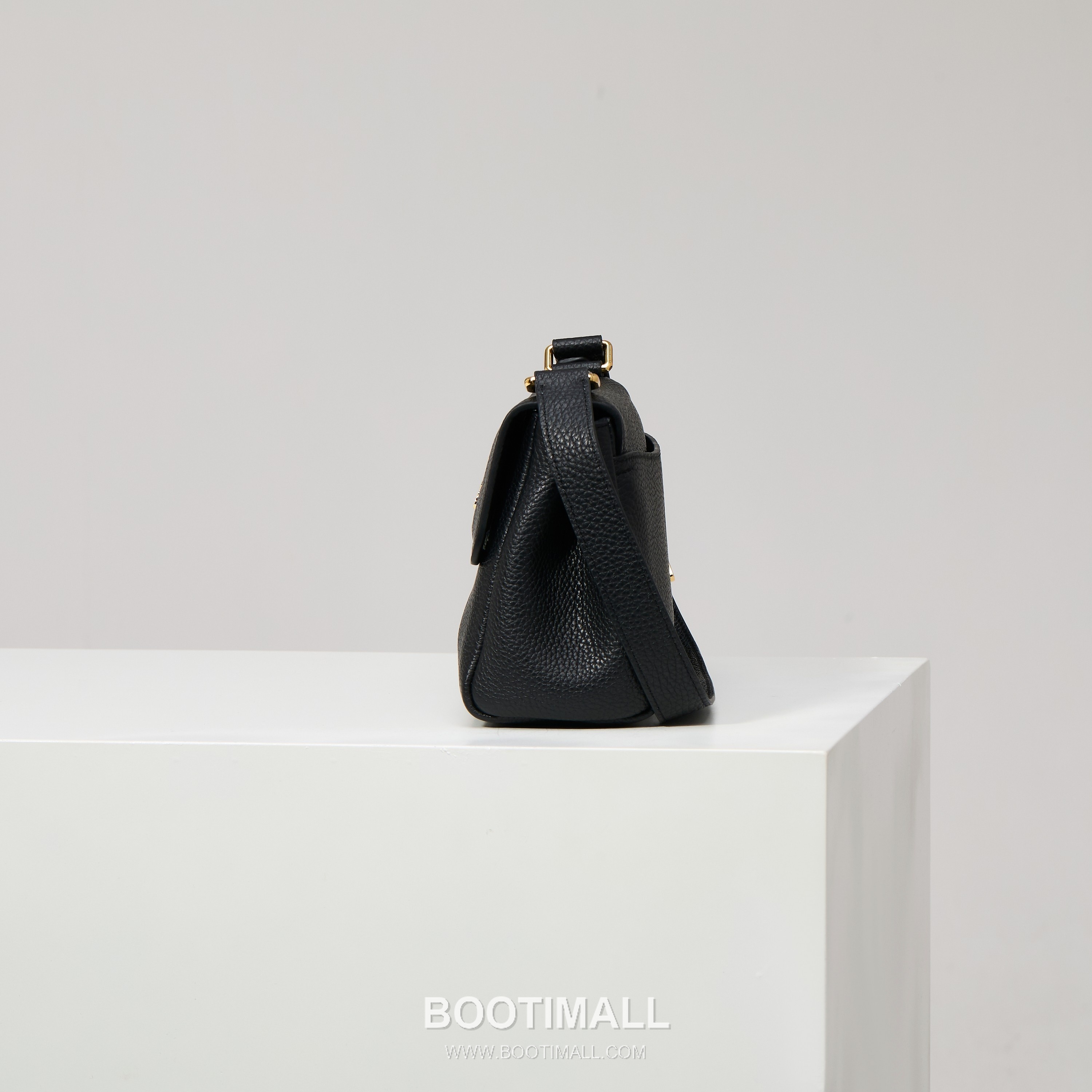 Prada Grain Leather Shoulder Bag with Metal Letter Logo Detail 프라다 그레인 가죽 숄더백 메탈 레터 로고 디테일 1BN022 26cm 3