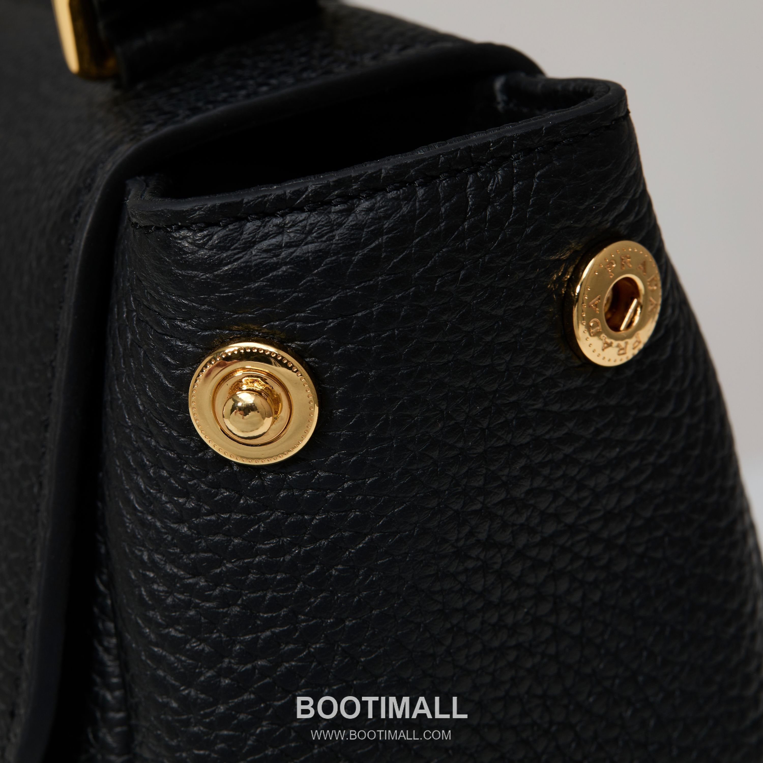 Prada Grain Leather Shoulder Bag with Metal Letter Logo Detail 프라다 그레인 가죽 숄더백 메탈 레터 로고 디테일 1BN022 26cm 6