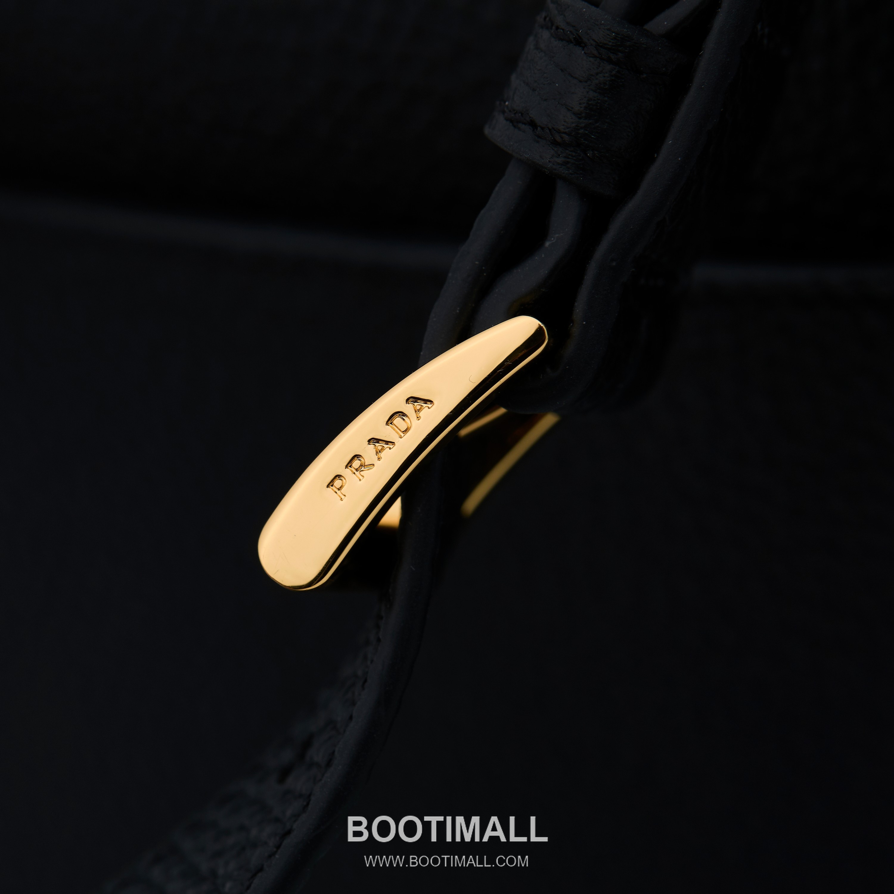 Prada Grain Leather Shoulder Bag with Metal Letter Logo Detail 프라다 그레인 가죽 숄더백 메탈 레터 로고 디테일 1BN022 26cm 7