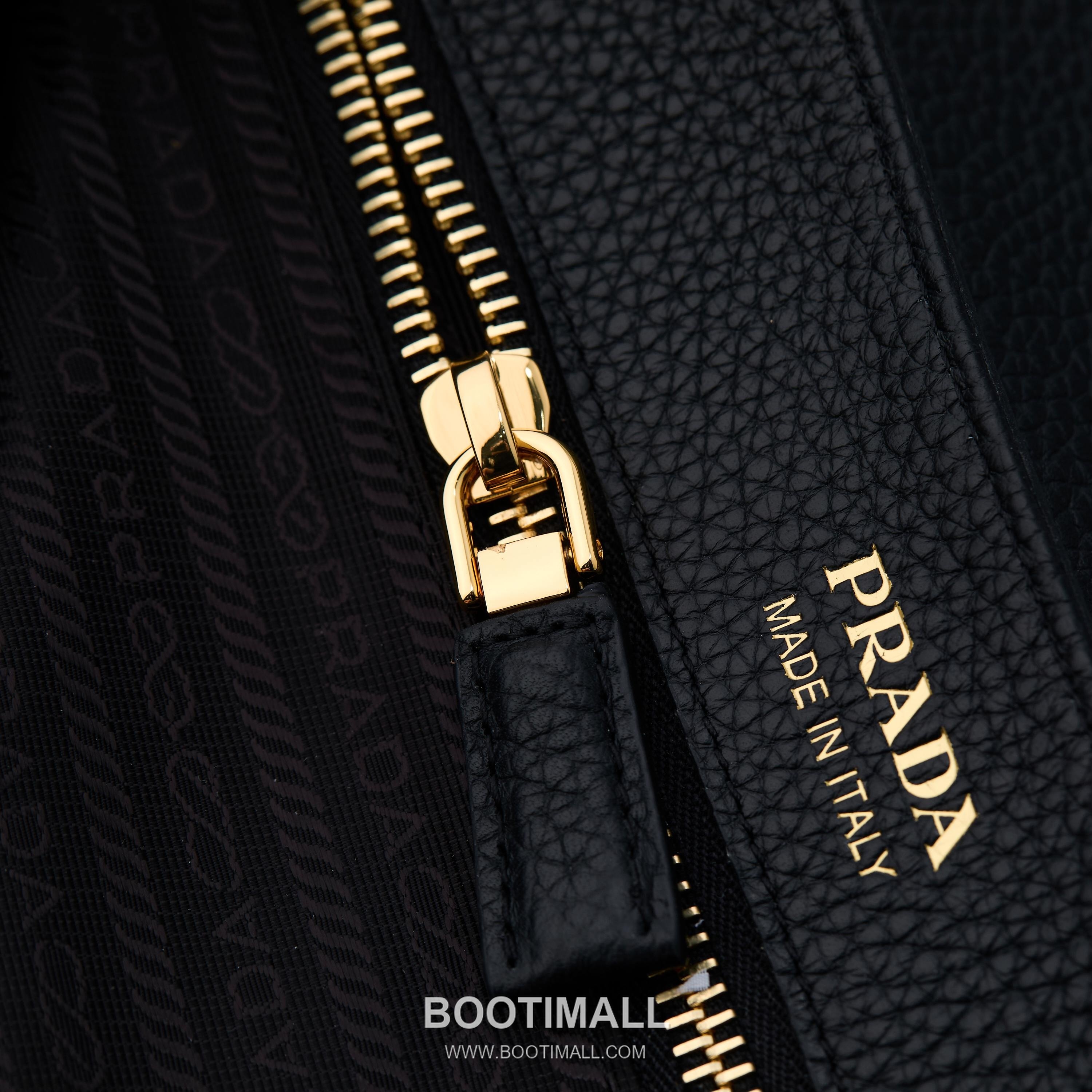 Prada Grain Leather Shoulder Bag with Metal Letter Logo Detail 프라다 그레인 가죽 숄더백 메탈 레터 로고 디테일 1BN022 26cm 8