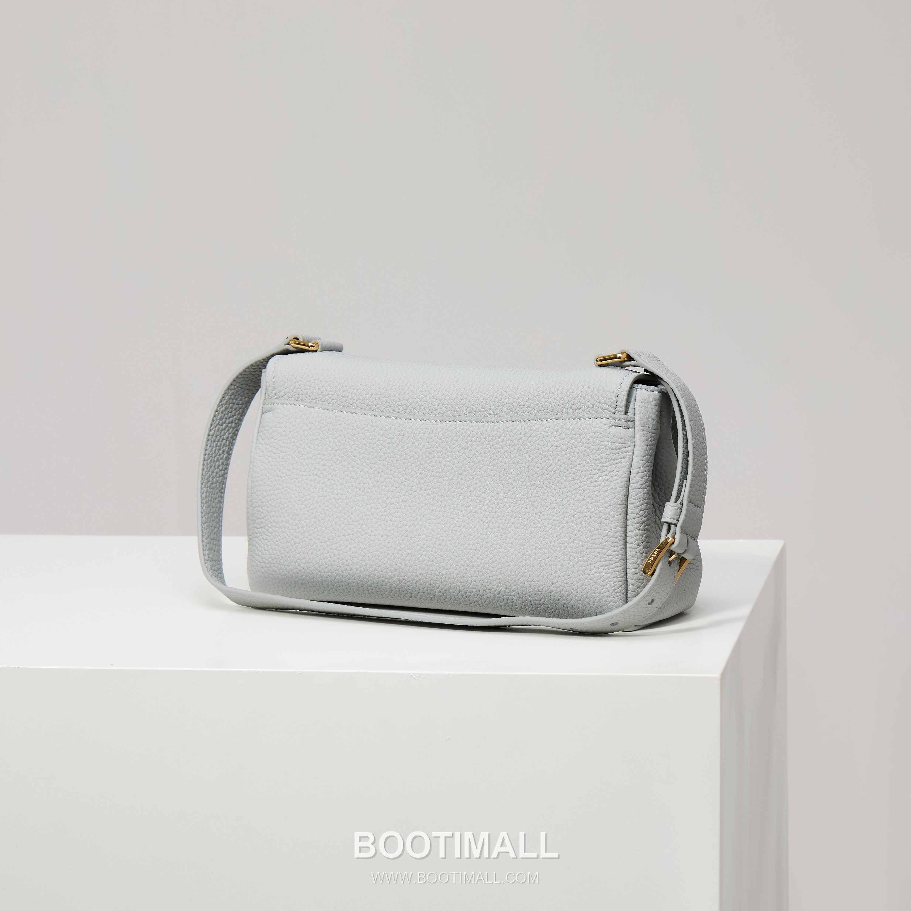 Prada Grain Leather Shoulder Bag with Metal Letter Logo Detail 프라다 그레인 가죽 숄더백 메탈 레터 로고 디테일 1BN022 26cm 2