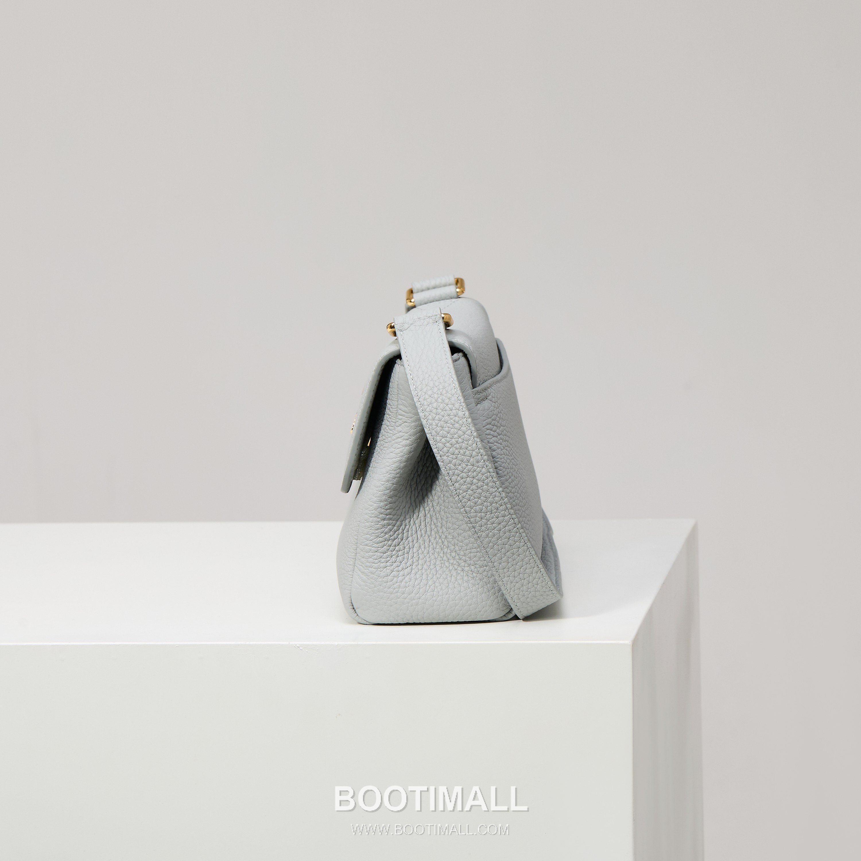 Prada Grain Leather Shoulder Bag with Metal Letter Logo Detail 프라다 그레인 가죽 숄더백 메탈 레터 로고 디테일 1BN022 26cm 3