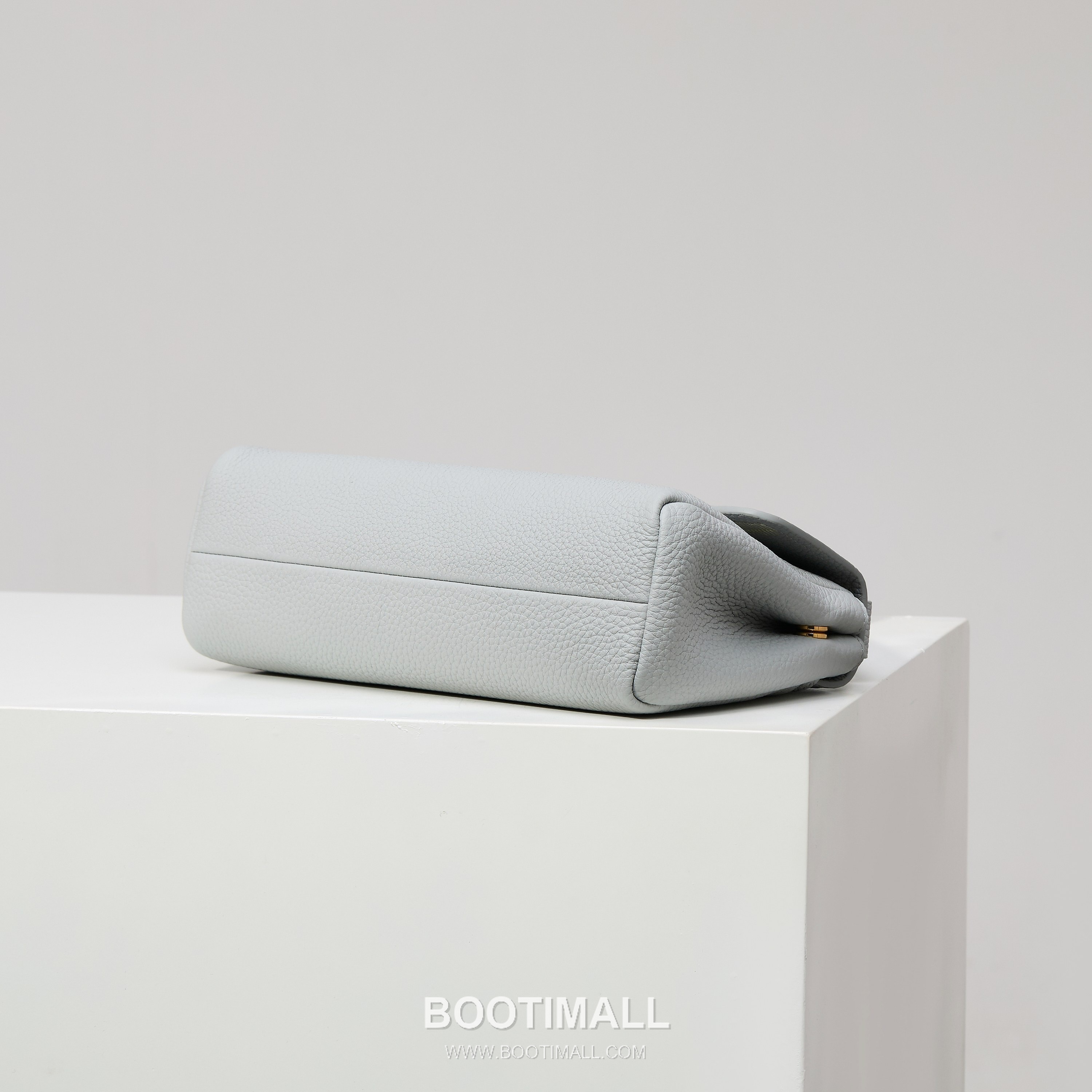 Prada Grain Leather Shoulder Bag with Metal Letter Logo Detail 프라다 그레인 가죽 숄더백 메탈 레터 로고 디테일 1BN022 26cm 4