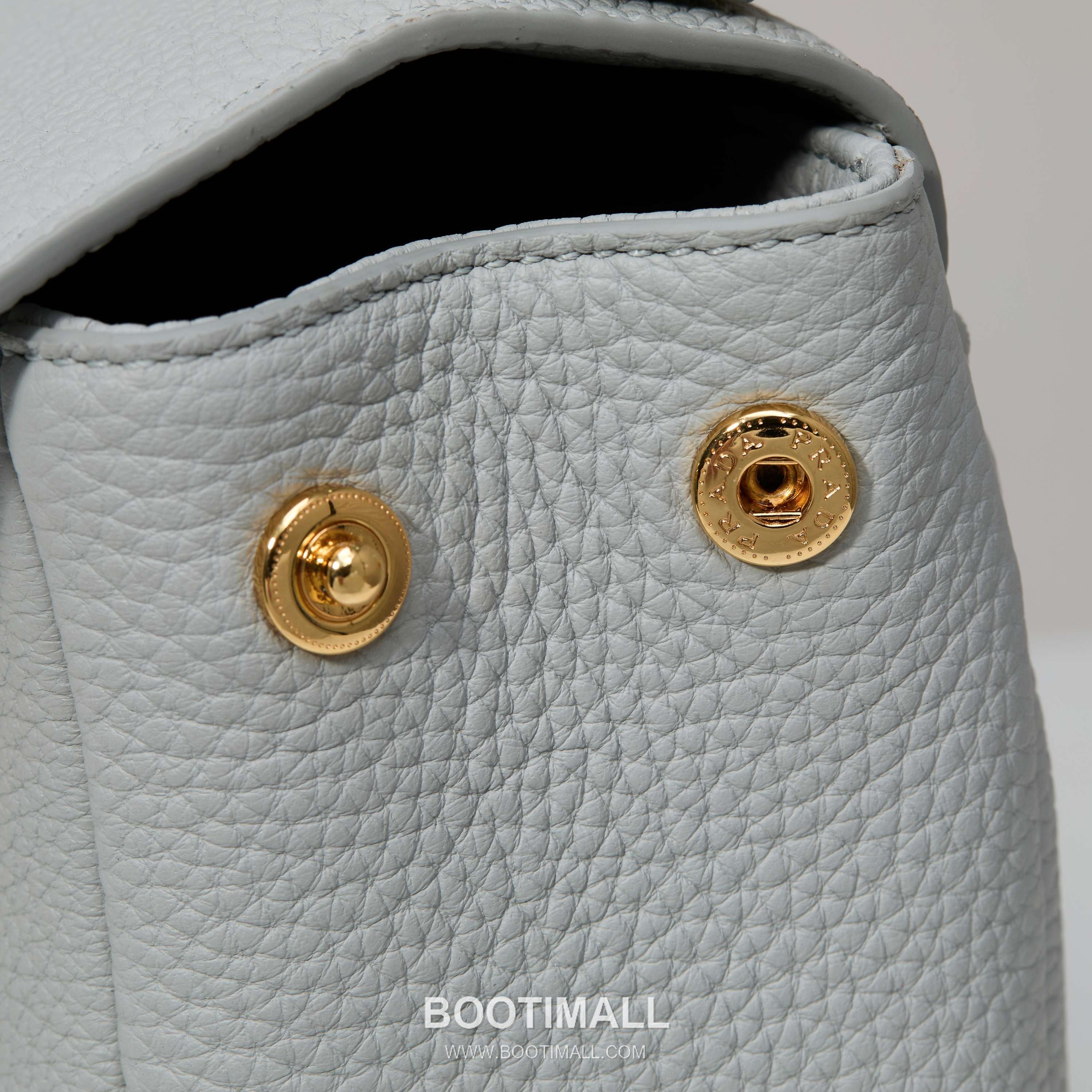 Prada Grain Leather Shoulder Bag with Metal Letter Logo Detail 프라다 그레인 가죽 숄더백 메탈 레터 로고 디테일 1BN022 26cm 6