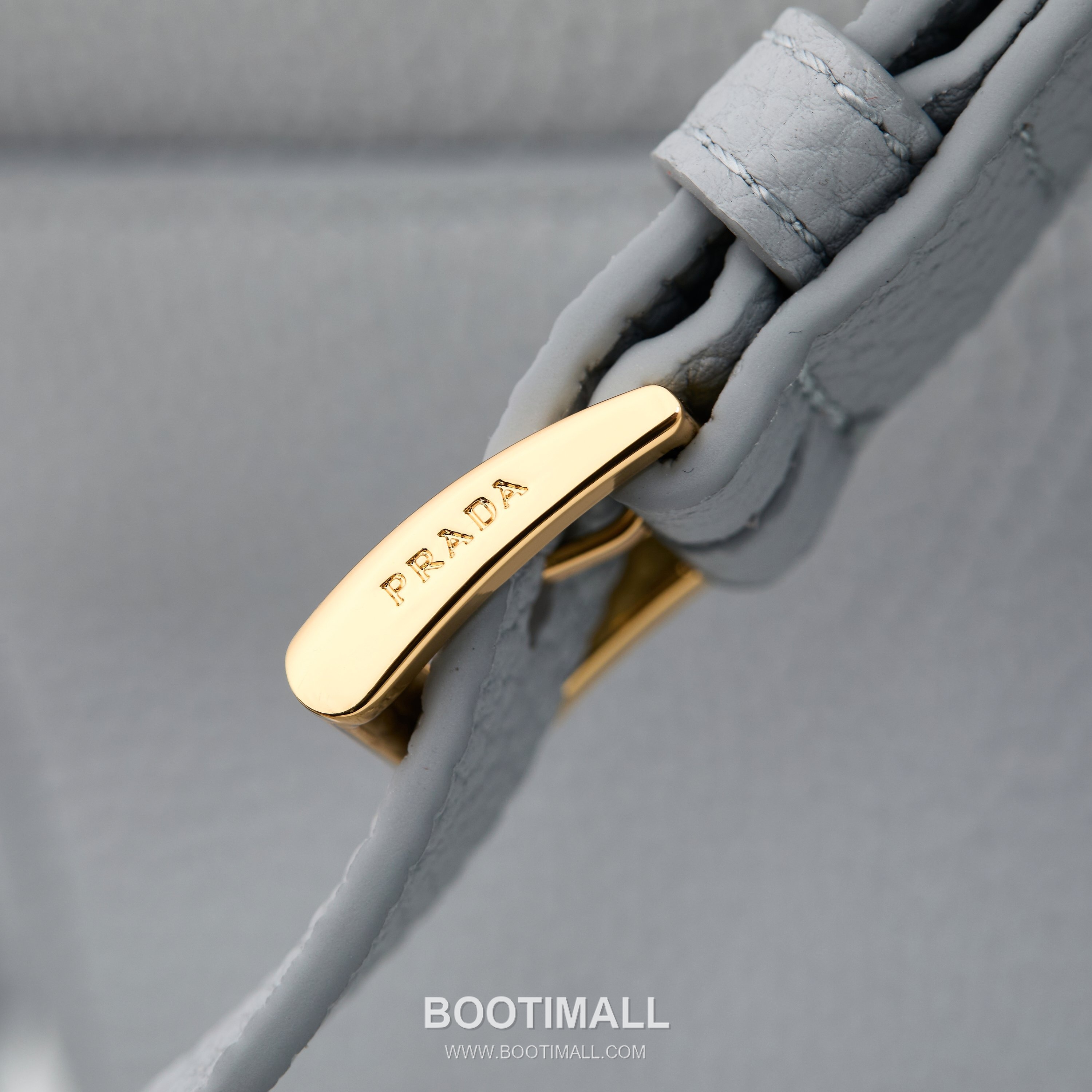 Prada Grain Leather Shoulder Bag with Metal Letter Logo Detail 프라다 그레인 가죽 숄더백 메탈 레터 로고 디테일 1BN022 26cm 7