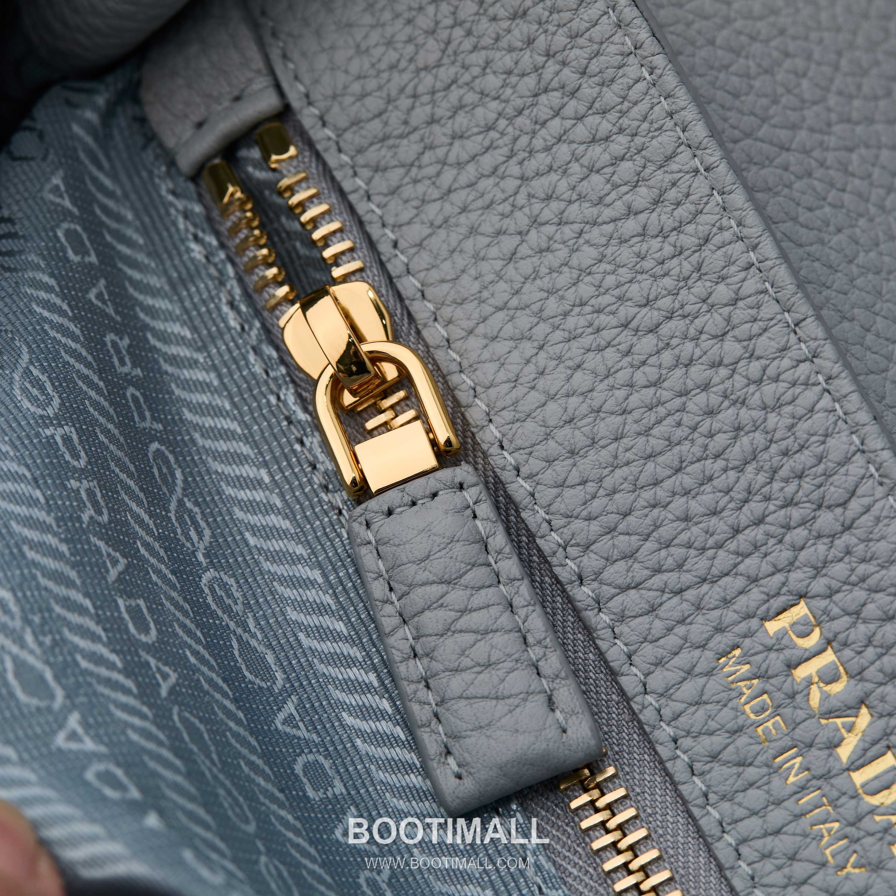 Prada Grain Leather Shoulder Bag with Metal Letter Logo Detail 프라다 그레인 가죽 숄더백 메탈 레터 로고 디테일 1BN022 26cm 8