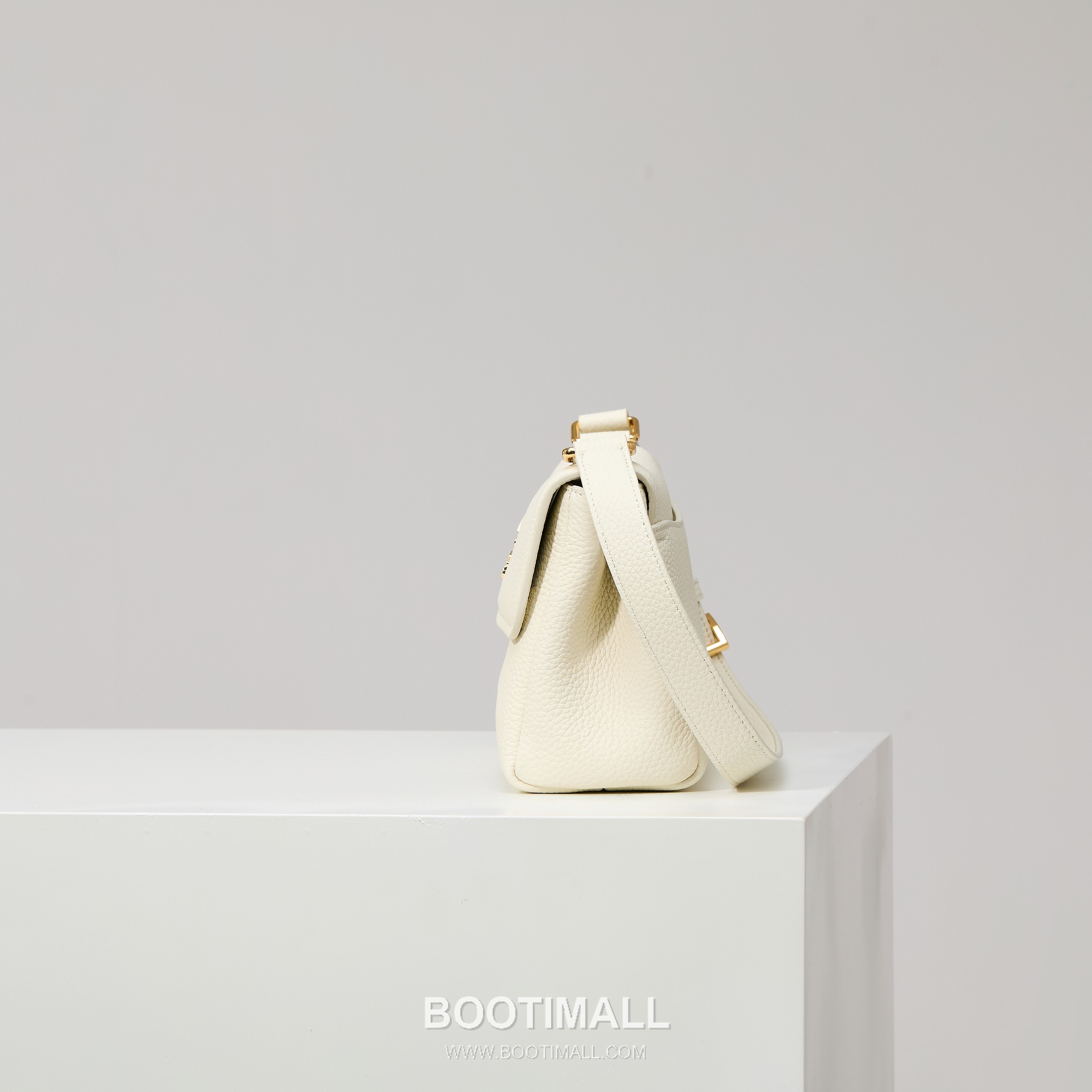 Prada Grain Leather Shoulder Bag with Metal Letter Logo Detail 프라다 그레인 가죽 숄더백 메탈 레터 로고 디테일 1BN022 26cm 3