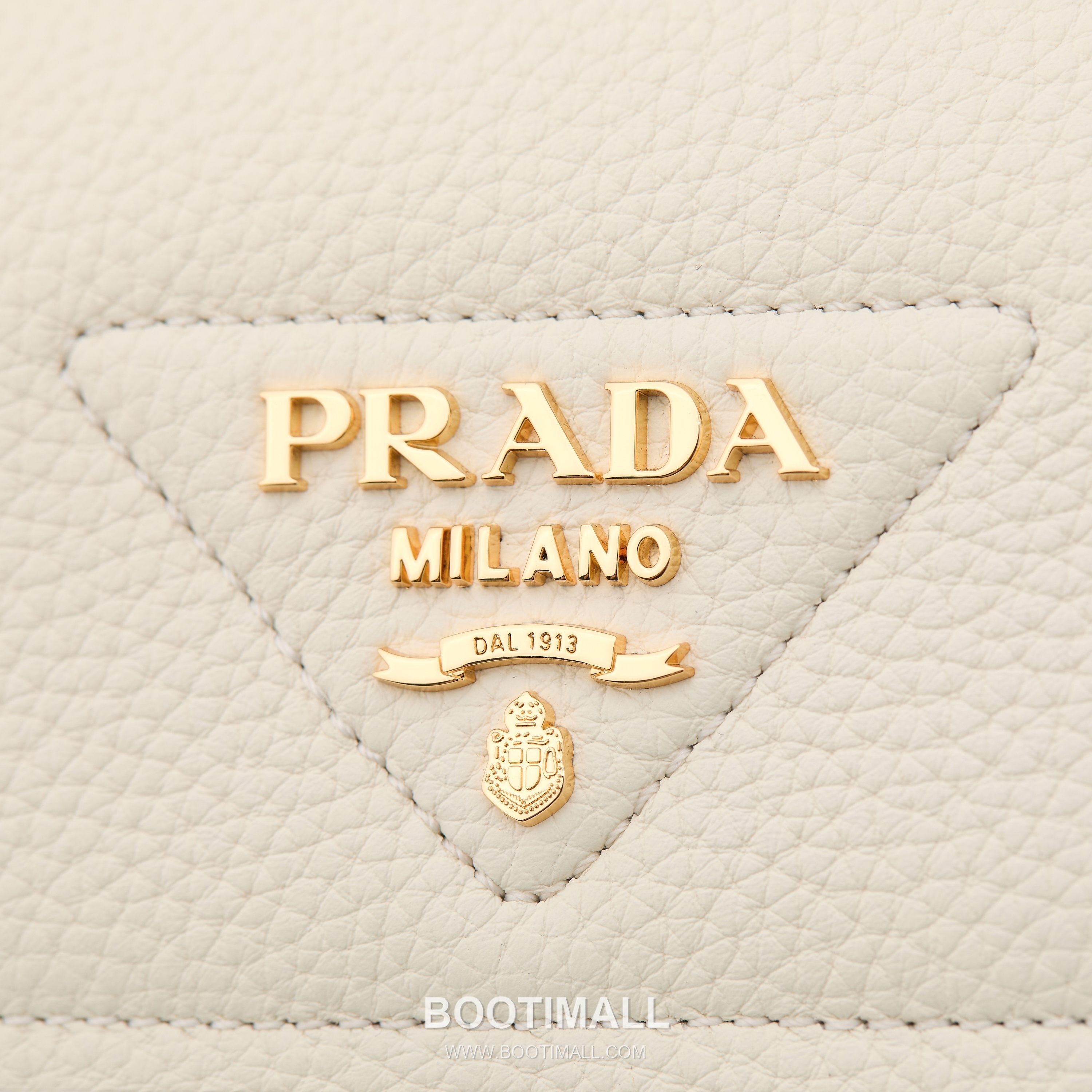 Prada Grain Leather Shoulder Bag with Metal Letter Logo Detail 프라다 그레인 가죽 숄더백 메탈 레터 로고 디테일 1BN022 26cm 5