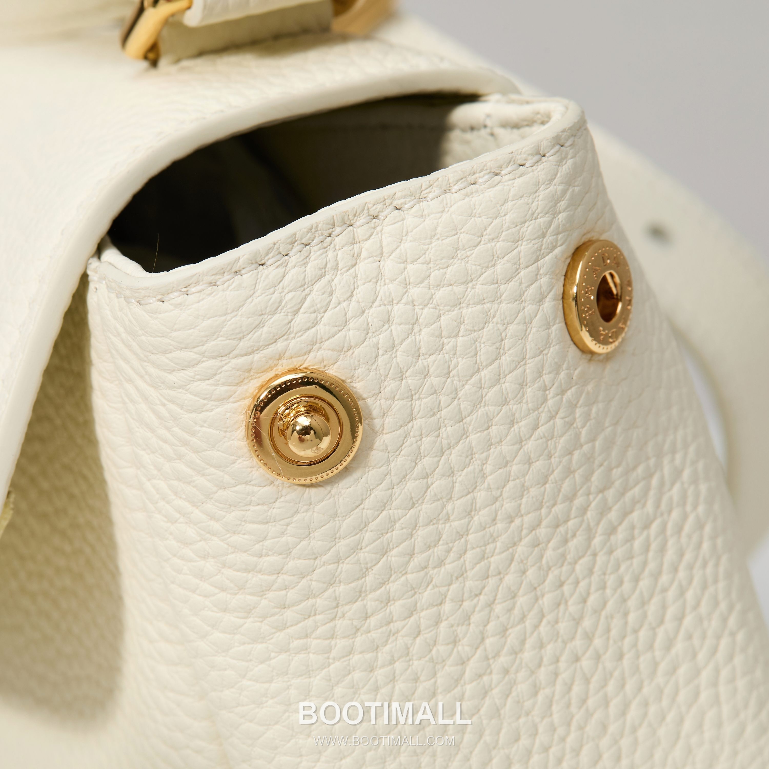 Prada Grain Leather Shoulder Bag with Metal Letter Logo Detail 프라다 그레인 가죽 숄더백 메탈 레터 로고 디테일 1BN022 26cm 6