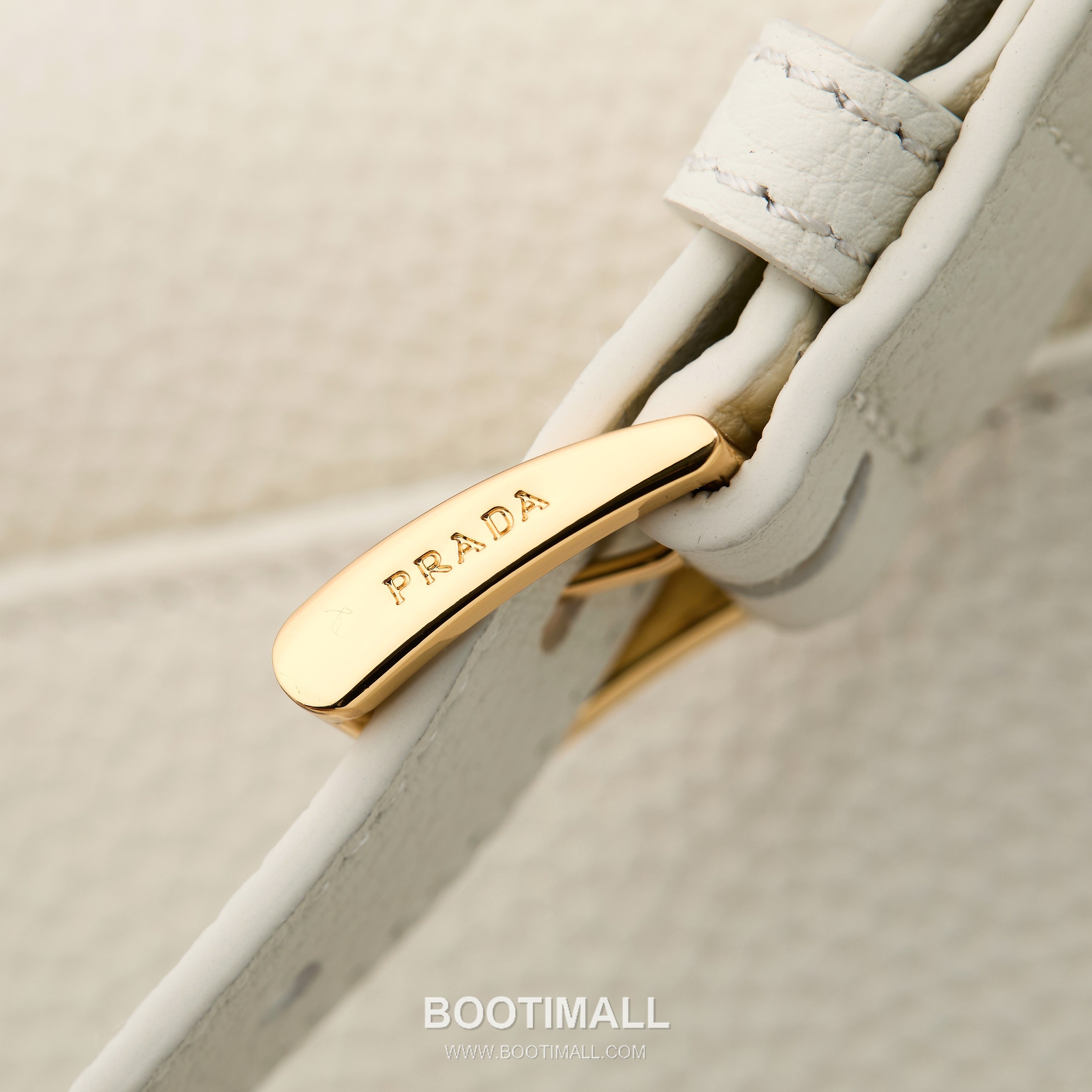 Prada Grain Leather Shoulder Bag with Metal Letter Logo Detail 프라다 그레인 가죽 숄더백 메탈 레터 로고 디테일 1BN022 26cm 7