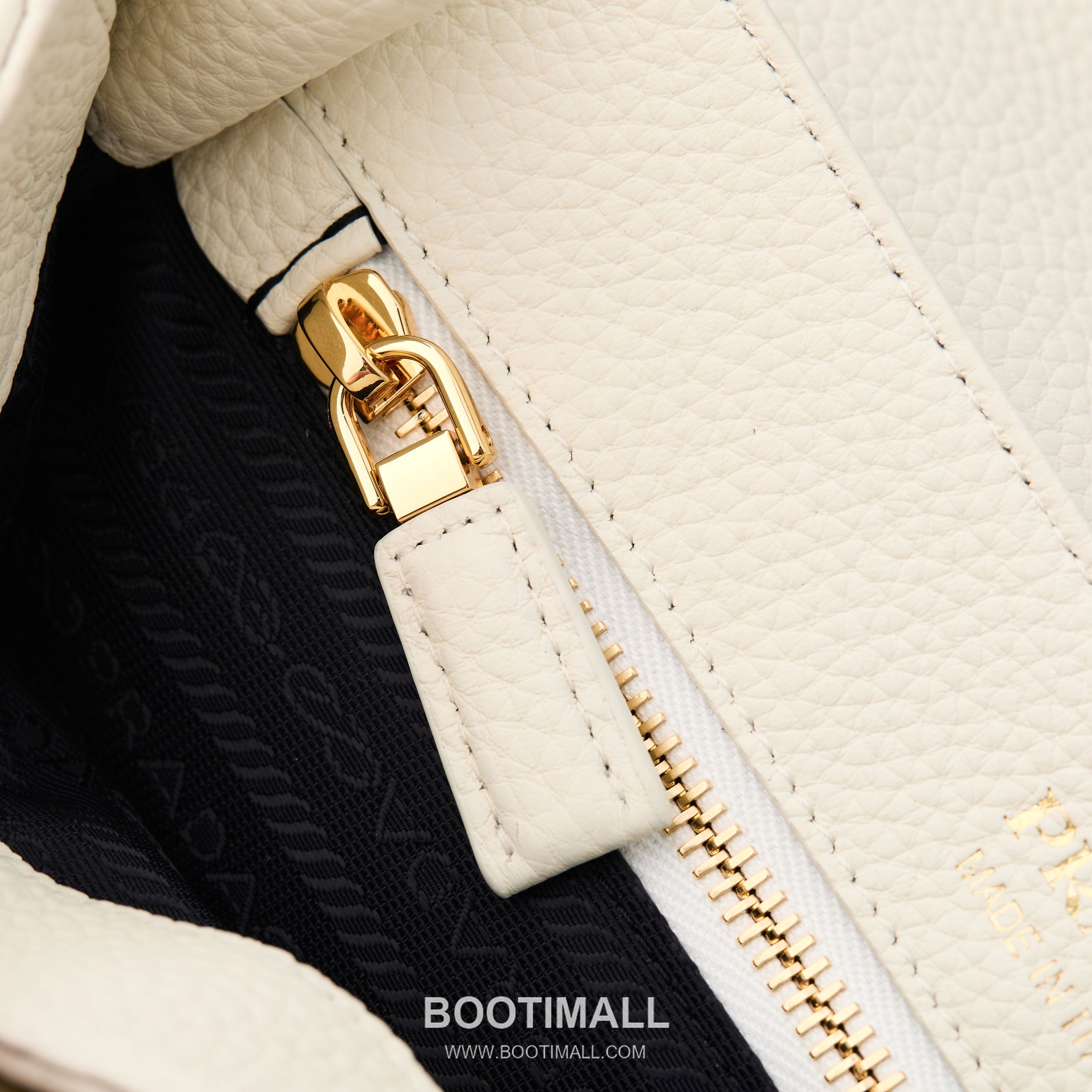 Prada Grain Leather Shoulder Bag with Metal Letter Logo Detail 프라다 그레인 가죽 숄더백 메탈 레터 로고 디테일 1BN022 26cm 8