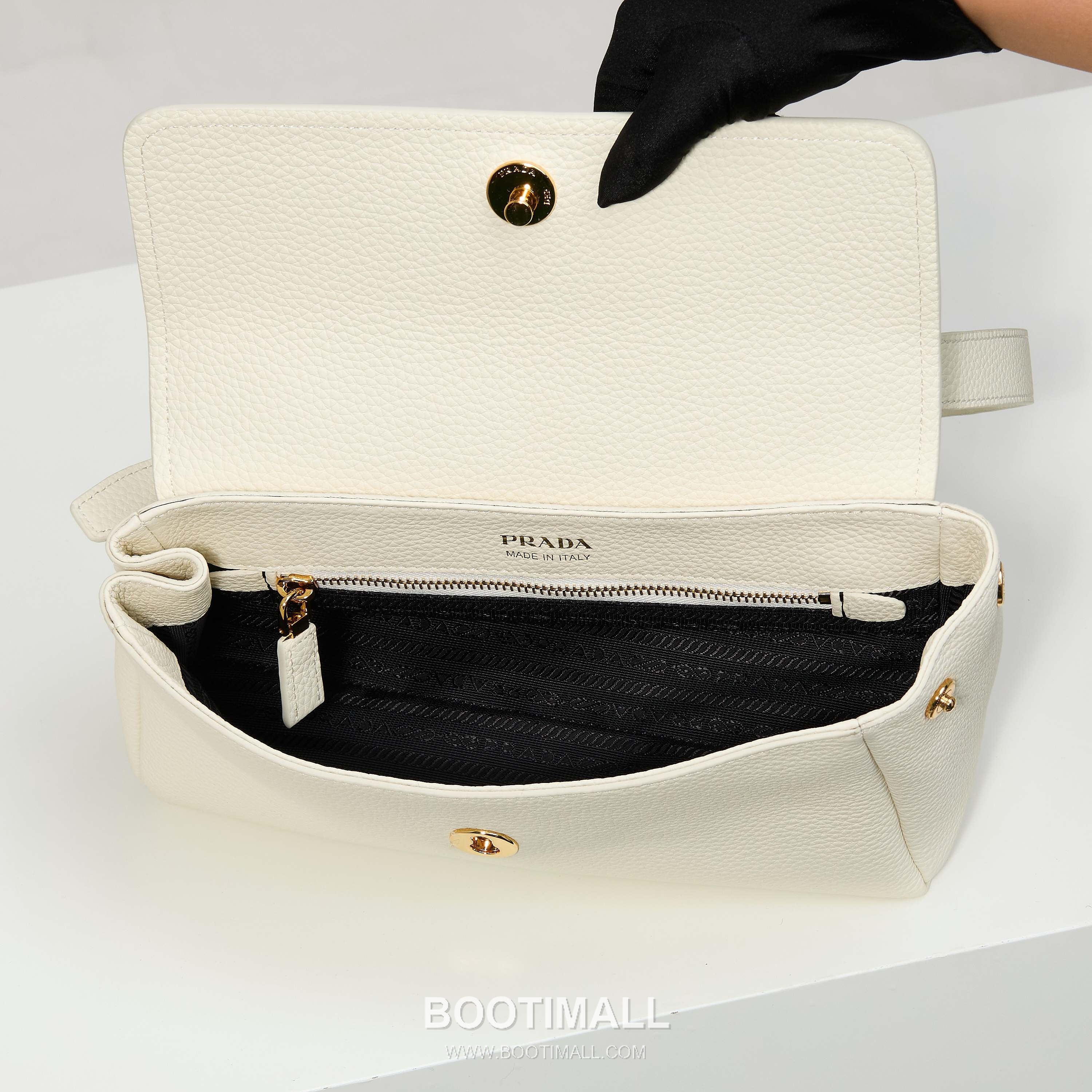 Prada Grain Leather Shoulder Bag with Metal Letter Logo Detail 프라다 그레인 가죽 숄더백 메탈 레터 로고 디테일 1BN022 26cm 9