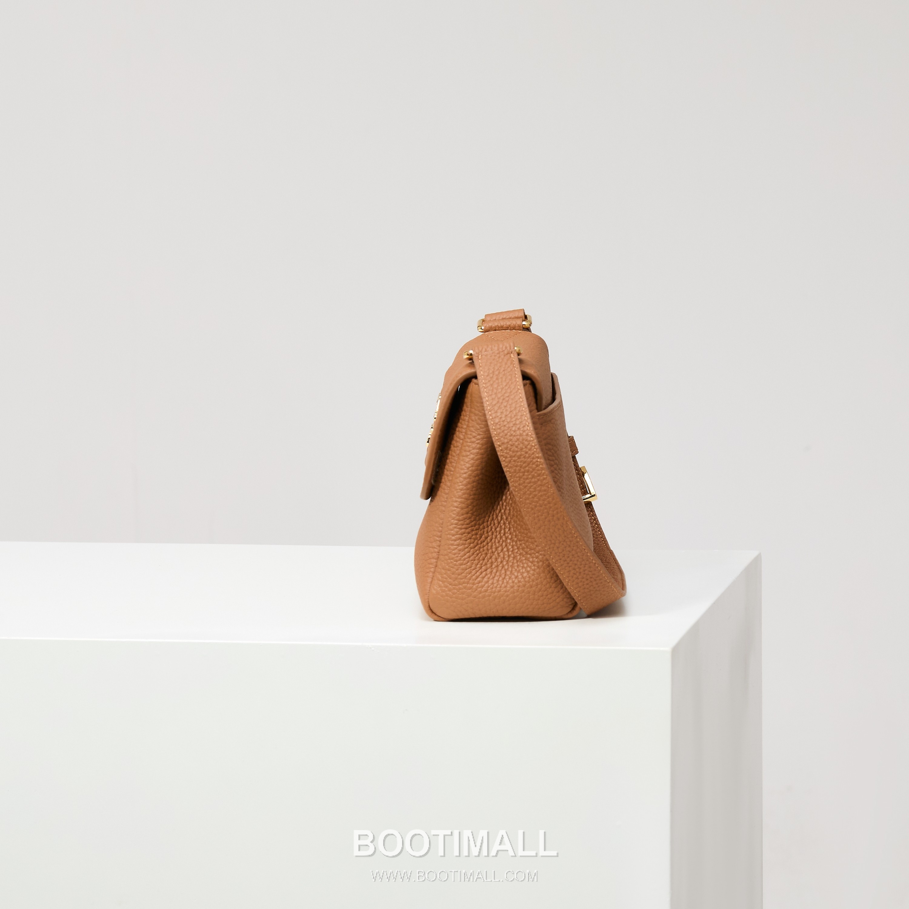 Prada Grain Leather Shoulder Bag with Metal Letter Logo Detail 프라다 그레인 가죽 숄더백 메탈 레터 로고 디테일 1BN022 26cm 3