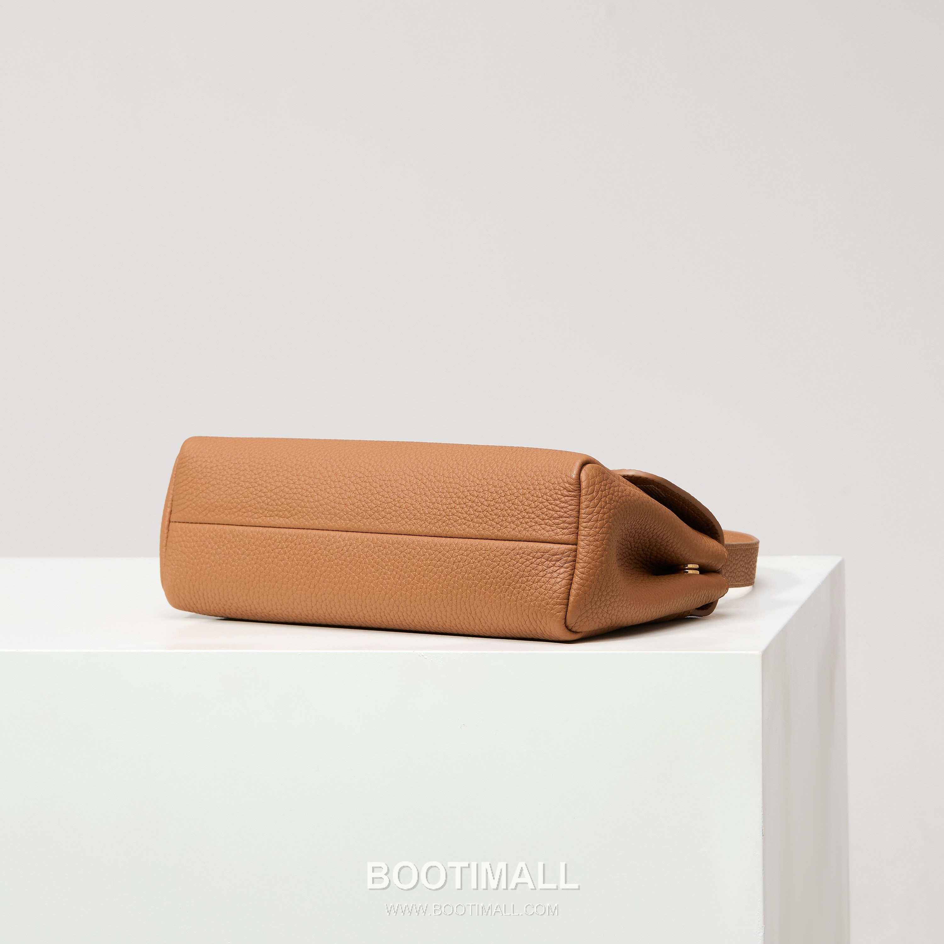 Prada Grain Leather Shoulder Bag with Metal Letter Logo Detail 프라다 그레인 가죽 숄더백 메탈 레터 로고 디테일 1BN022 26cm 4