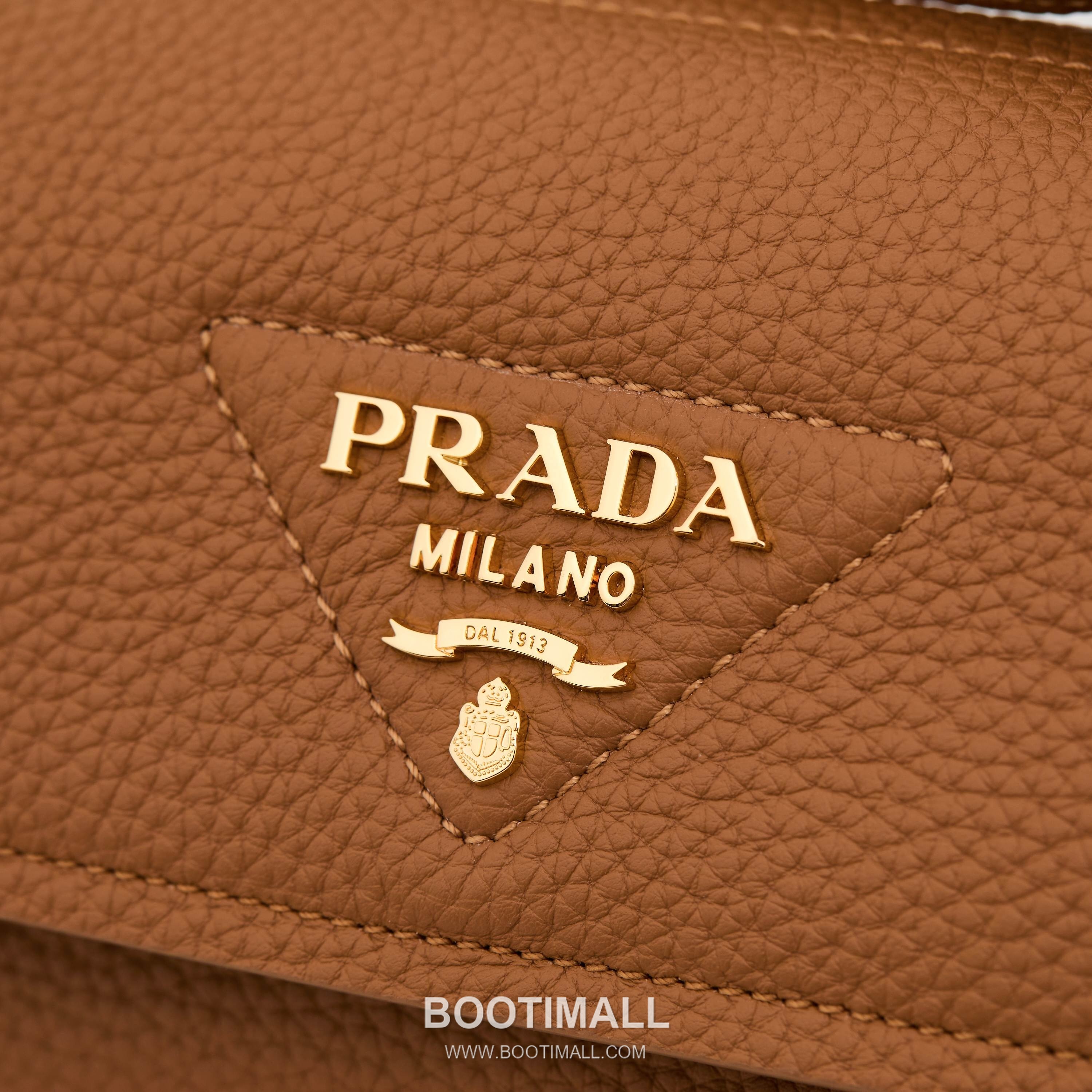 Prada Grain Leather Shoulder Bag with Metal Letter Logo Detail 프라다 그레인 가죽 숄더백 메탈 레터 로고 디테일 1BN022 26cm 5