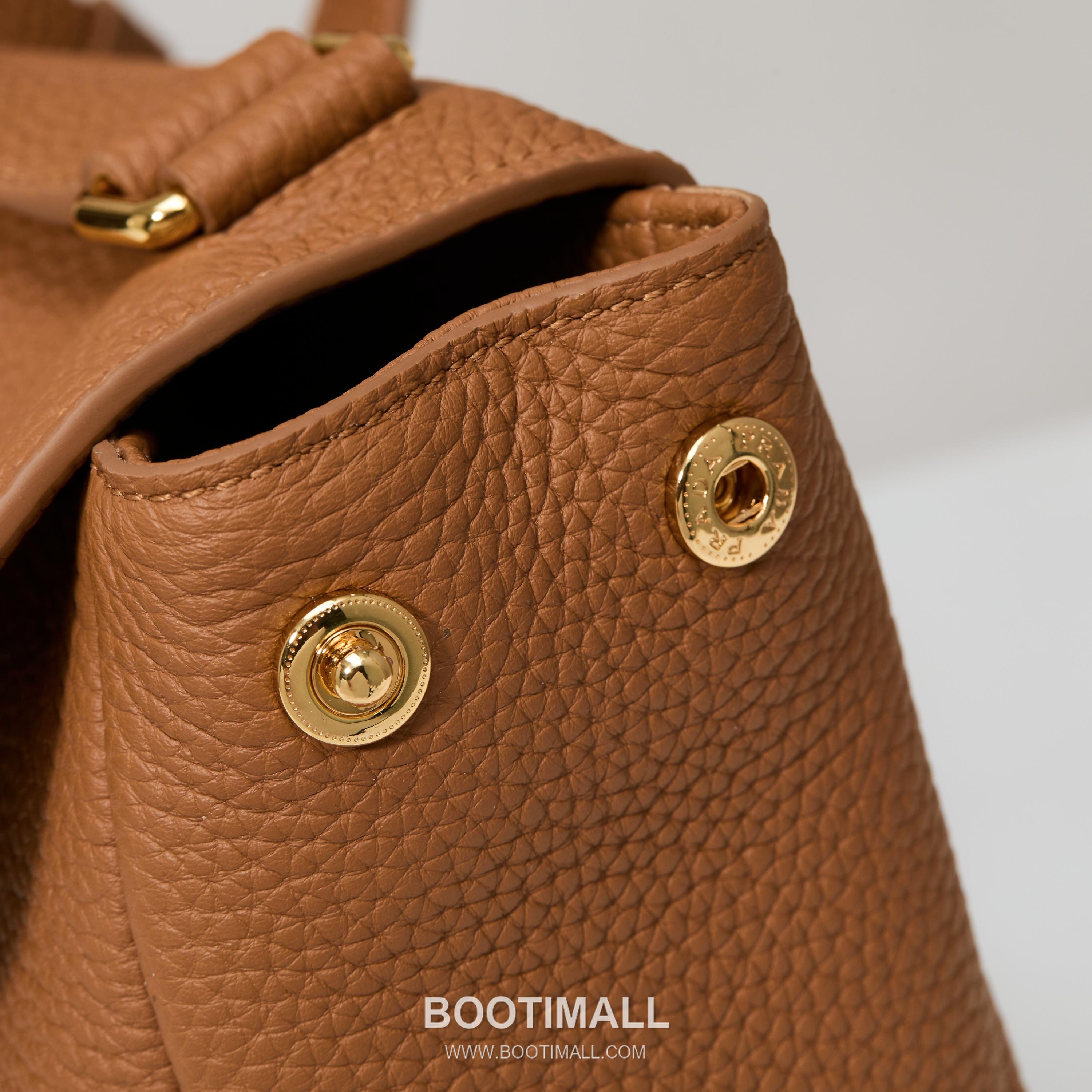 Prada Grain Leather Shoulder Bag with Metal Letter Logo Detail 프라다 그레인 가죽 숄더백 메탈 레터 로고 디테일 1BN022 26cm 6