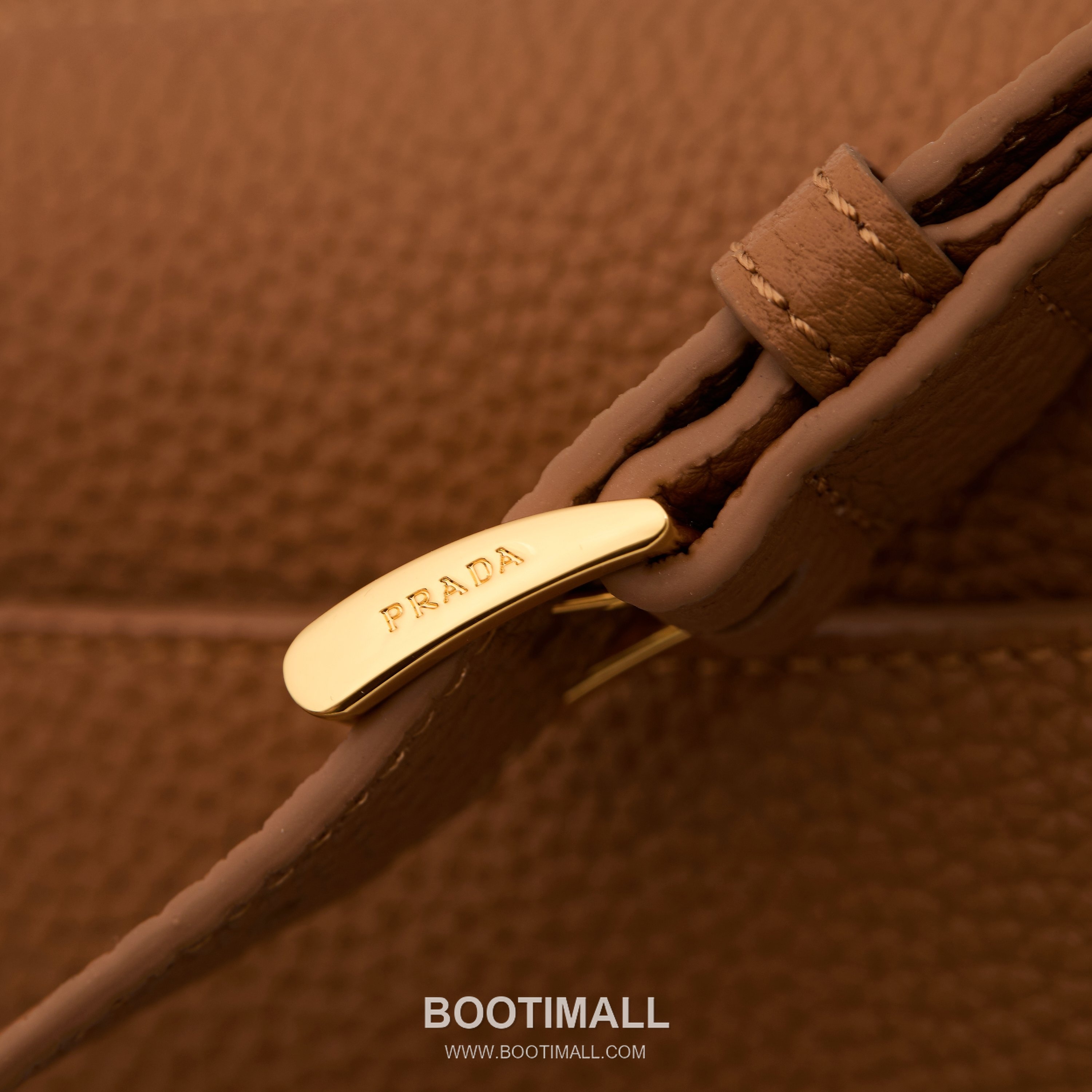 Prada Grain Leather Shoulder Bag with Metal Letter Logo Detail 프라다 그레인 가죽 숄더백 메탈 레터 로고 디테일 1BN022 26cm 7