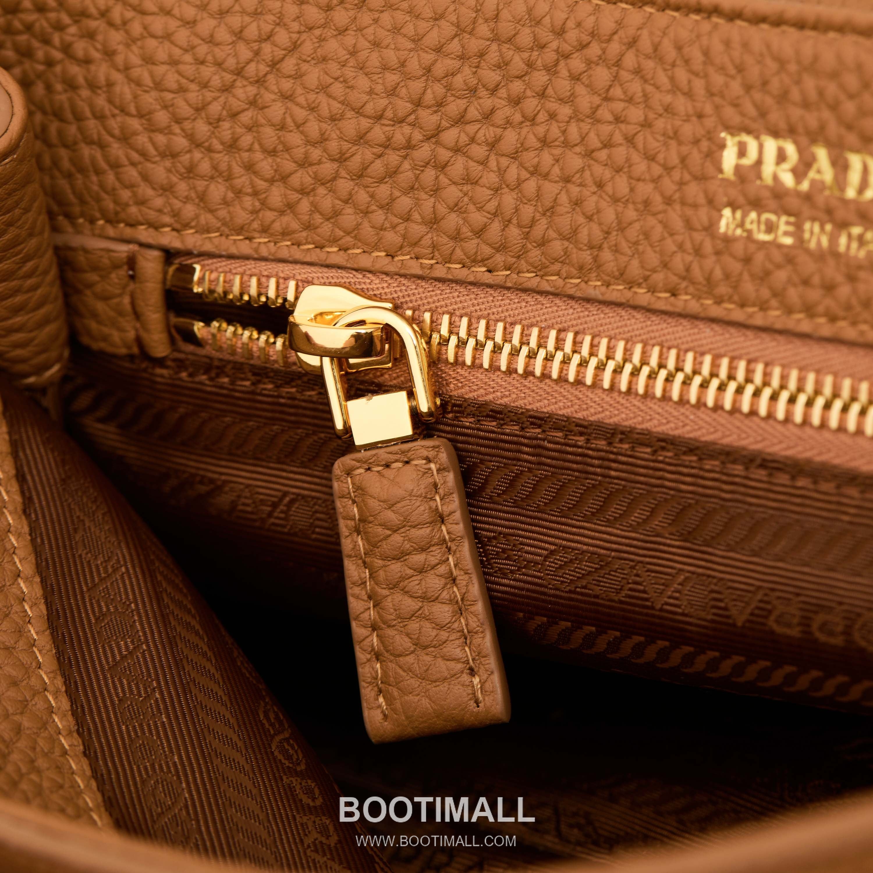 Prada Grain Leather Shoulder Bag with Metal Letter Logo Detail 프라다 그레인 가죽 숄더백 메탈 레터 로고 디테일 1BN022 26cm 8