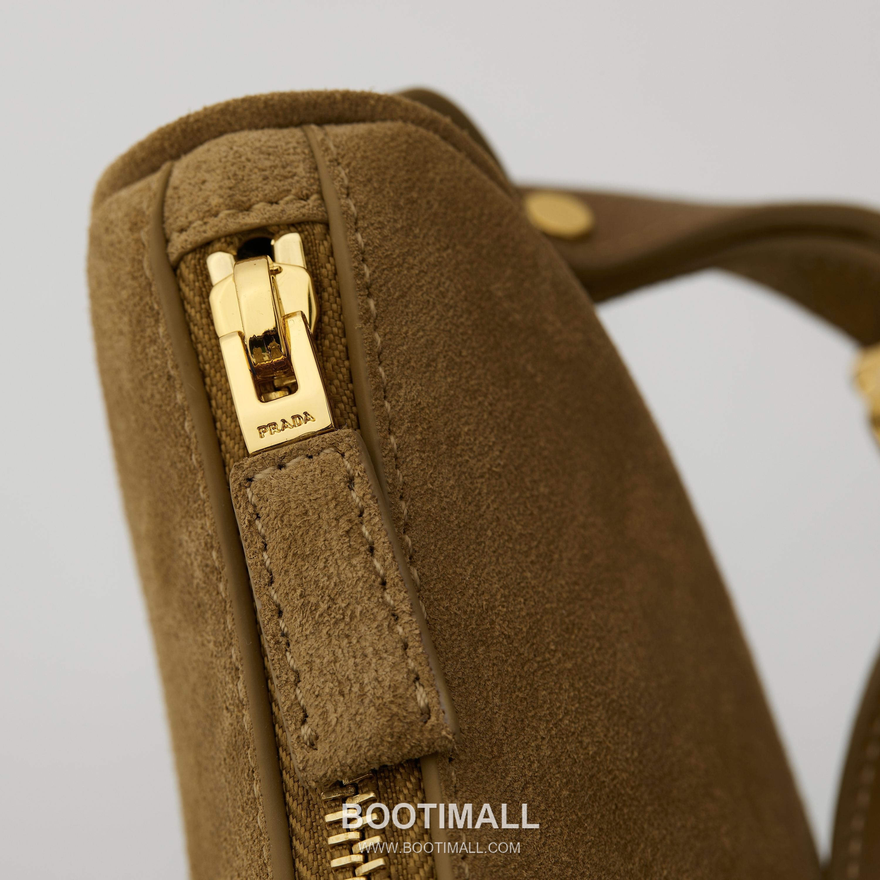 Prada Arque Suede Leather Shoulder Bag with Dual Strap Triangle Logo Detail 프라다 아르케 스웨이드 레더 숄더백 듀얼 스트랩 트라이앵글 로고 디테일 1BC194 22.5cm 6