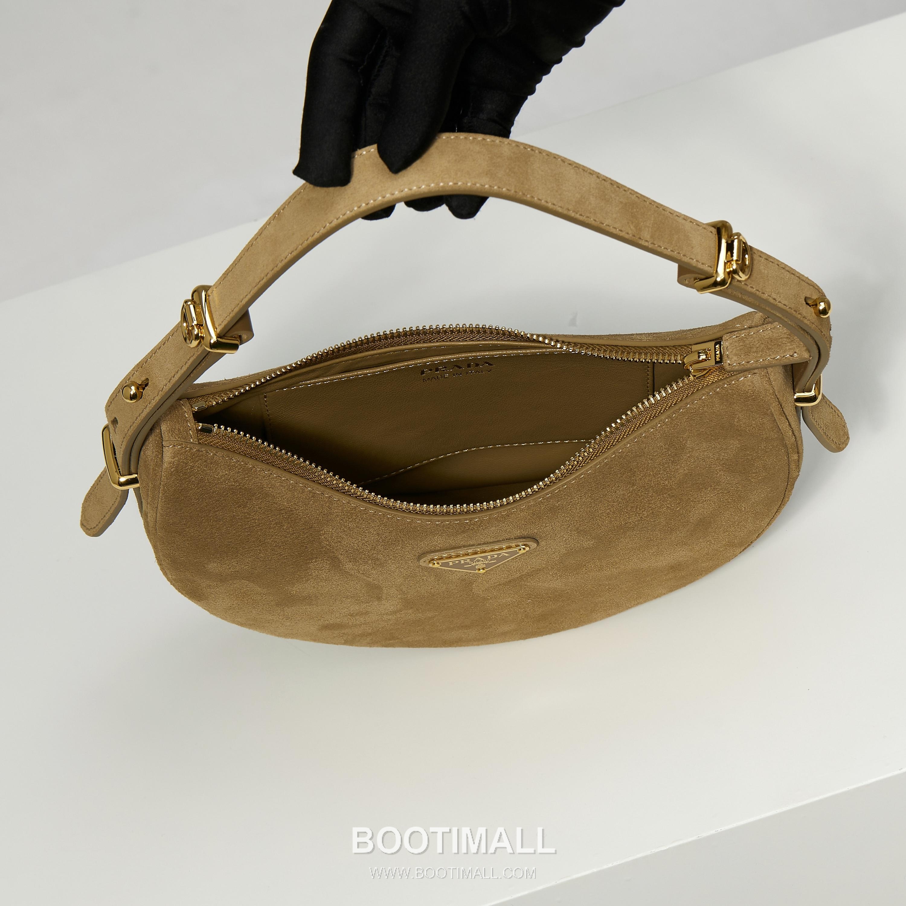 Prada Arque Suede Leather Shoulder Bag with Dual Strap Triangle Logo Detail 프라다 아르케 스웨이드 레더 숄더백 듀얼 스트랩 트라이앵글 로고 디테일 1BC194 22.5cm 9