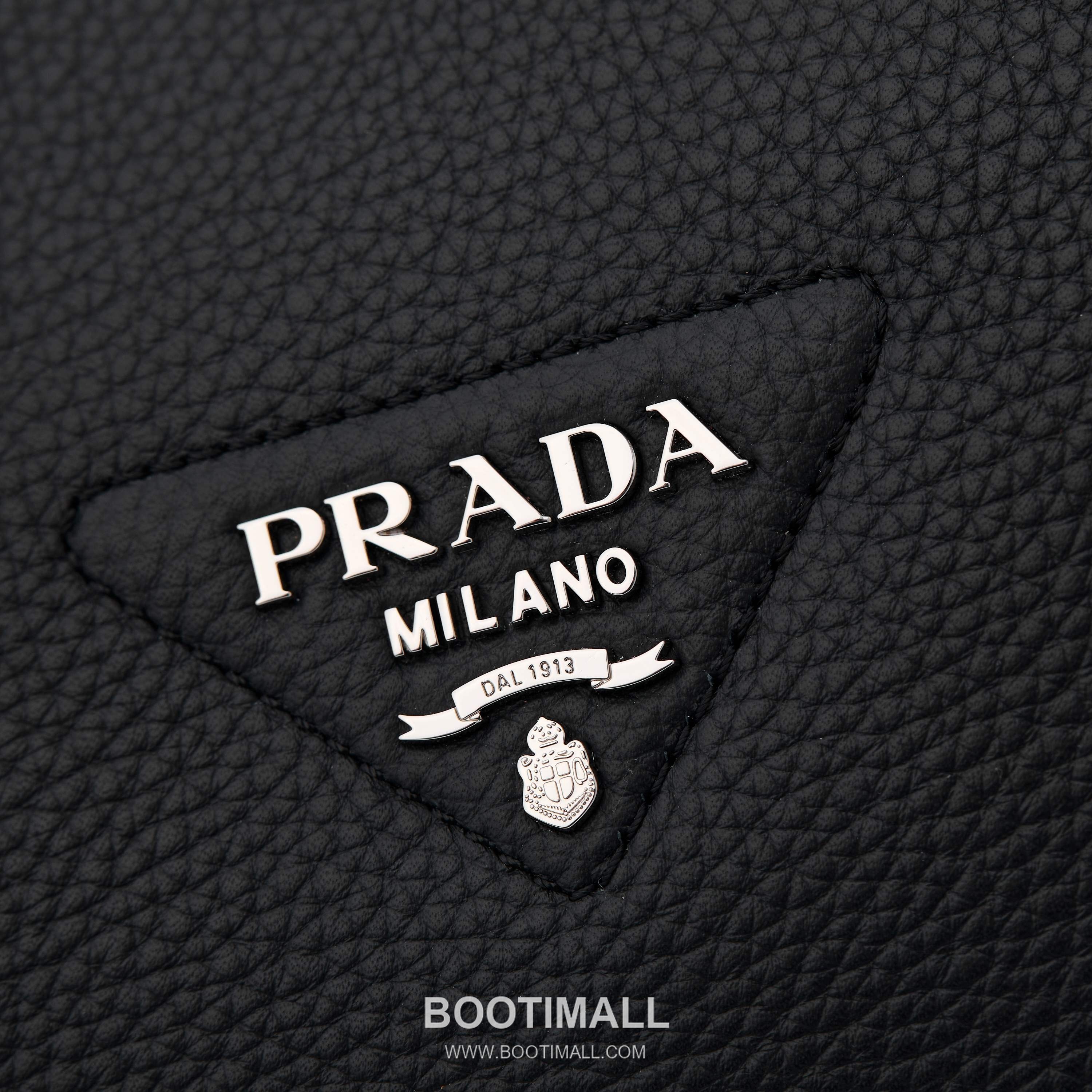 Prada Deer Grain Calfskin Crossbody Bag with Dual Adjustable Strap Detail 프라다 디어 그레인 카프스킨 크로스바디 백 듀얼 조절 스트랩 디테일 1BC170 32cm 5