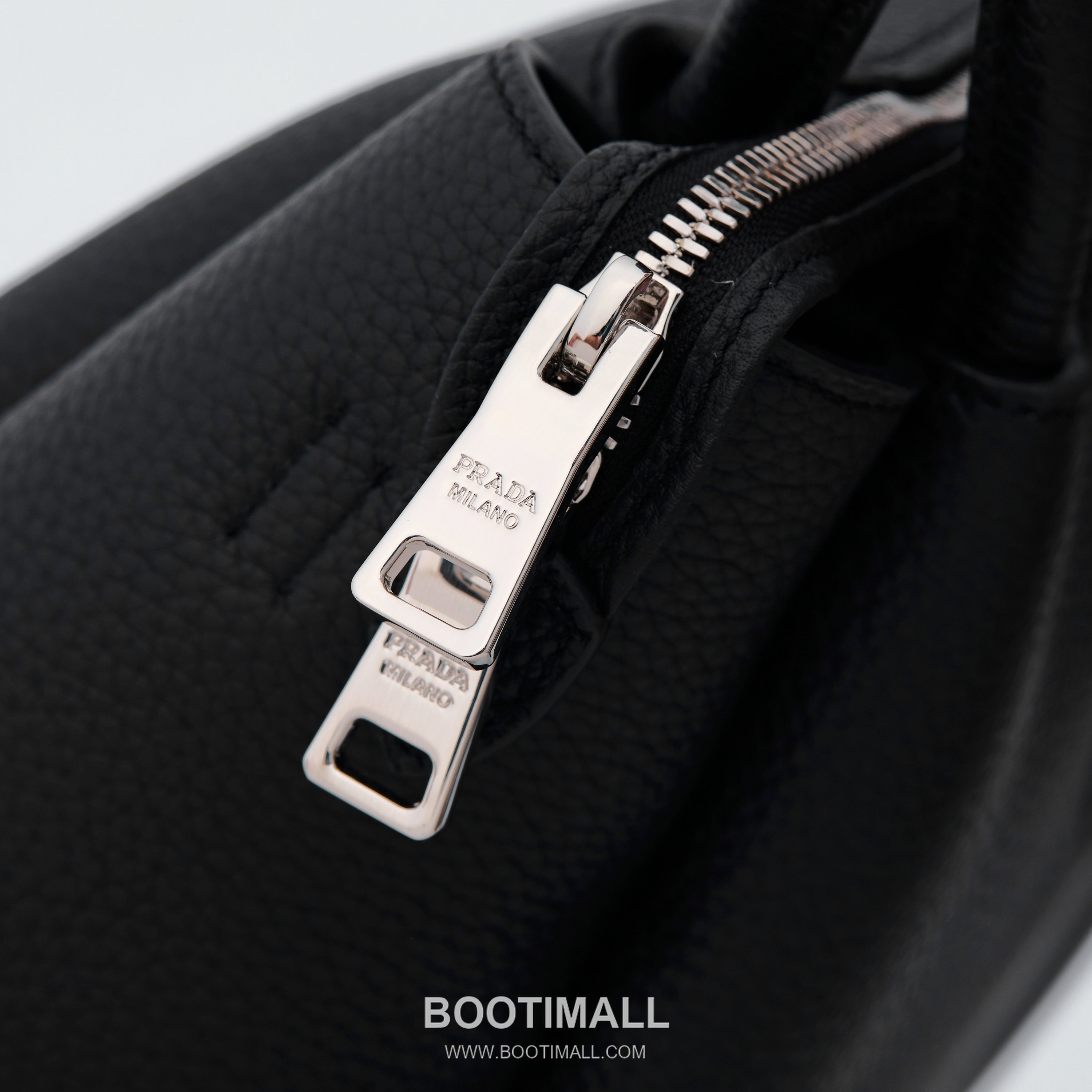 Prada Deer Grain Calfskin Crossbody Bag with Dual Adjustable Strap Detail 프라다 디어 그레인 카프스킨 크로스바디 백 듀얼 조절 스트랩 디테일 1BC170 32cm 7