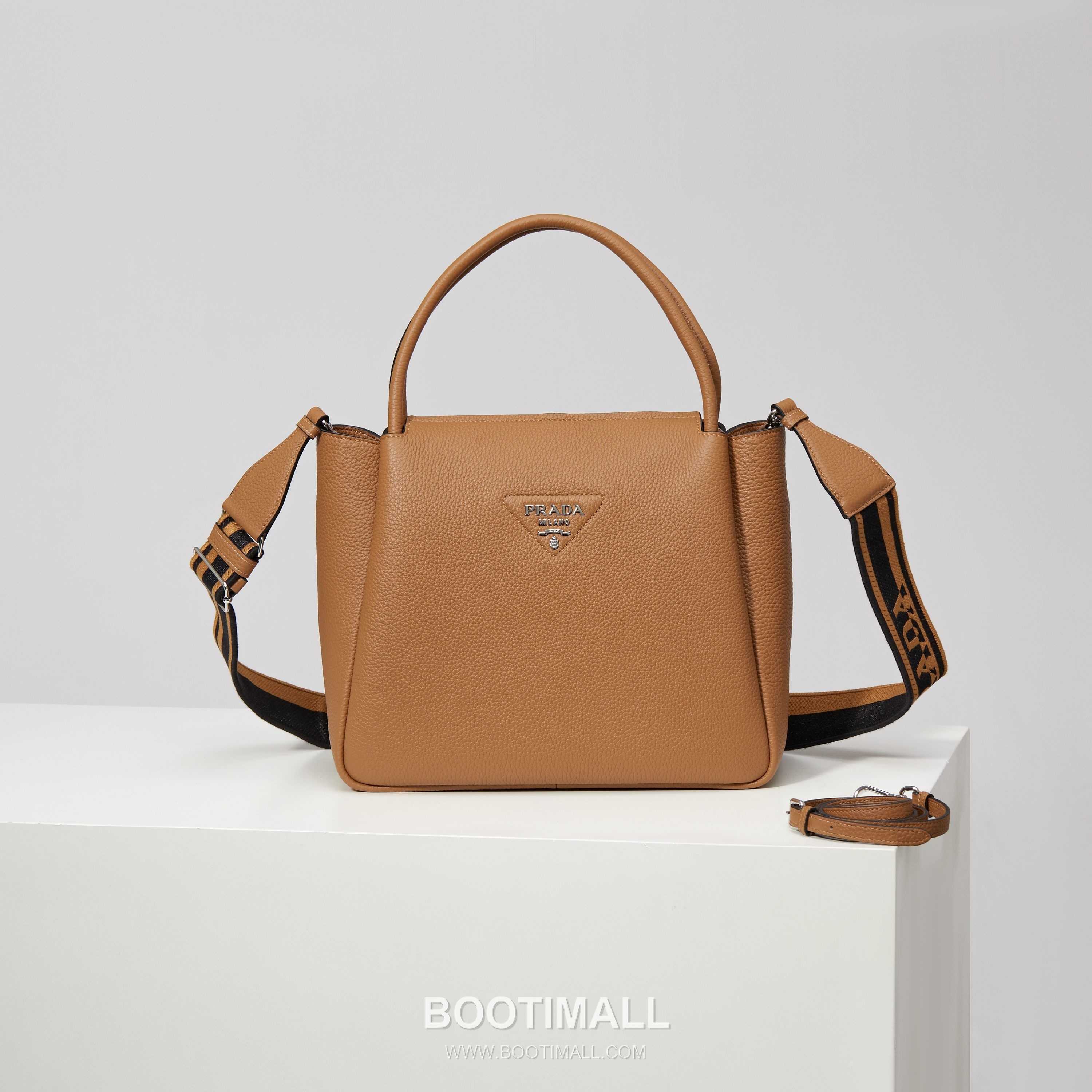 Prada Deer Grain Calfskin Crossbody Bag with Dual Adjustable Strap Detail 프라다 디어 그레인 카프스킨 크로스바디 백 듀얼 조절 스트랩 디테일 1BC170 32cm 1