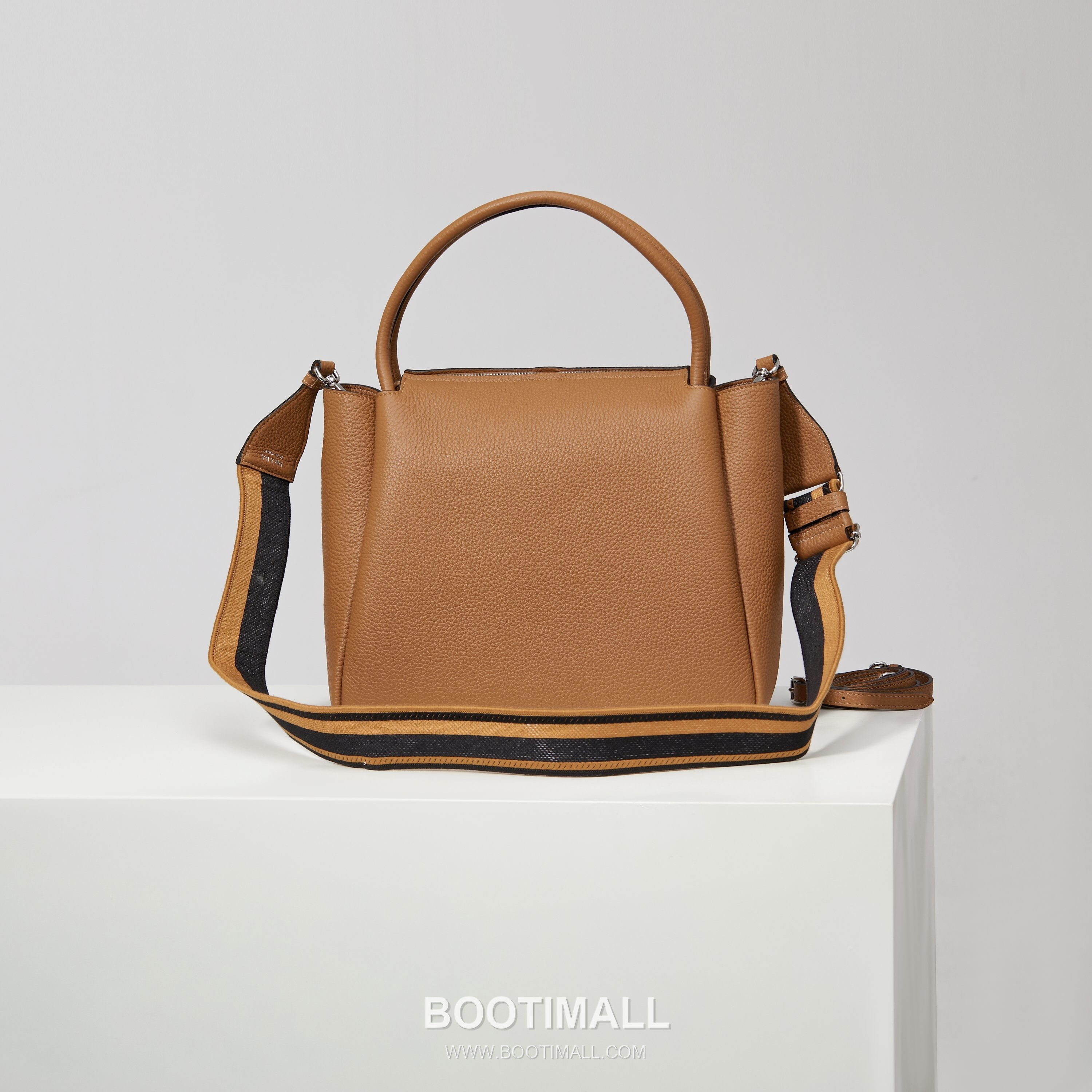 Prada Deer Grain Calfskin Crossbody Bag with Dual Adjustable Strap Detail 프라다 디어 그레인 카프스킨 크로스바디 백 듀얼 조절 스트랩 디테일 1BC170 32cm 2