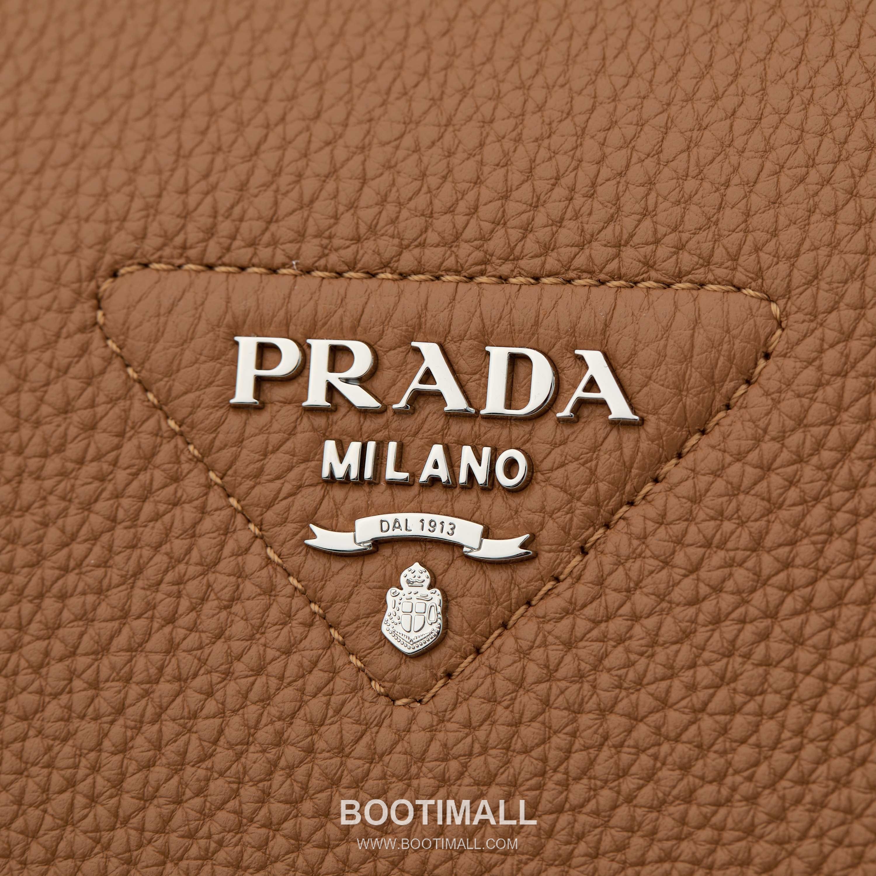 Prada Deer Grain Calfskin Crossbody Bag with Dual Adjustable Strap Detail 프라다 디어 그레인 카프스킨 크로스바디 백 듀얼 조절 스트랩 디테일 1BC170 32cm 5
