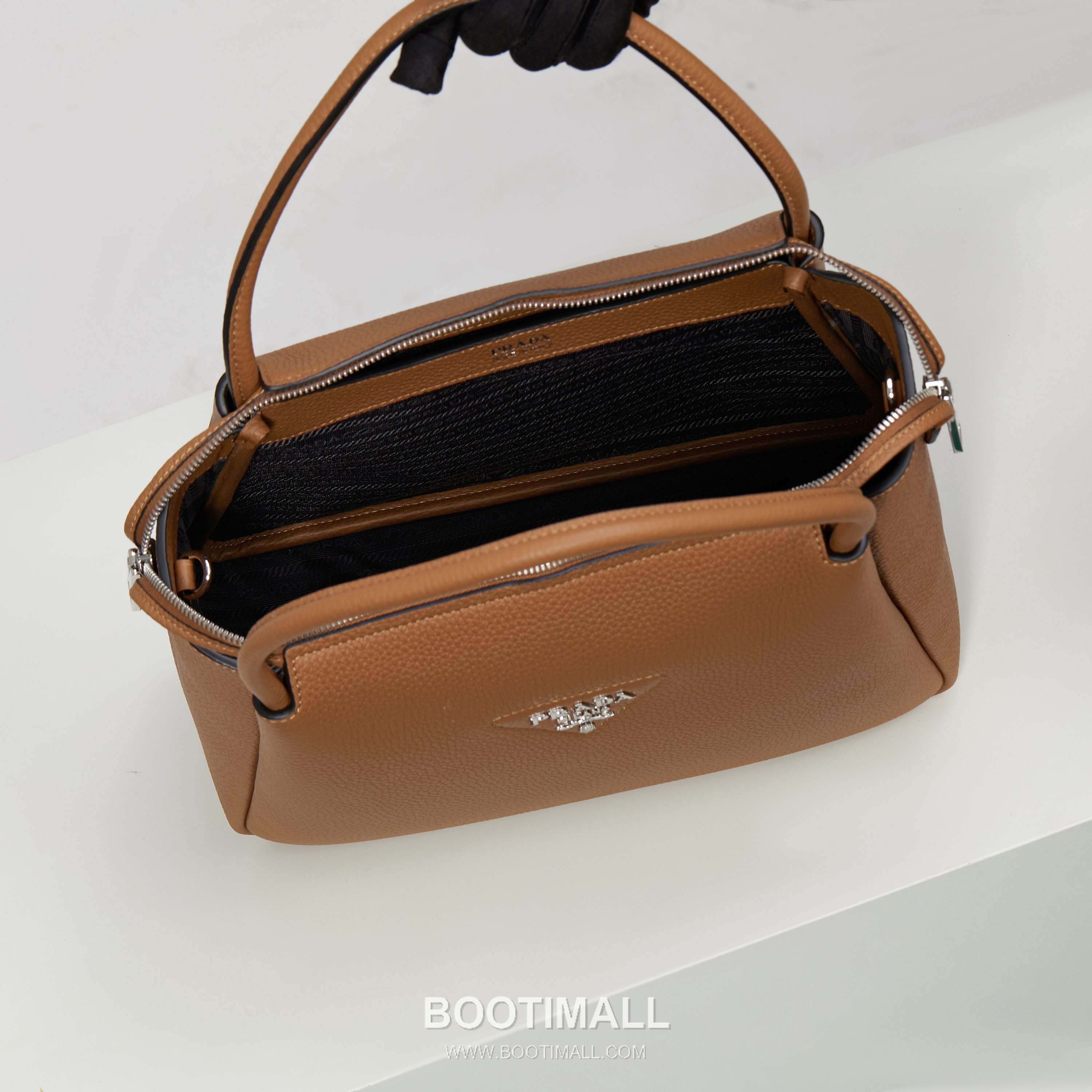 Prada Deer Grain Calfskin Crossbody Bag with Dual Adjustable Strap Detail 프라다 디어 그레인 카프스킨 크로스바디 백 듀얼 조절 스트랩 디테일 1BC170 32cm 9