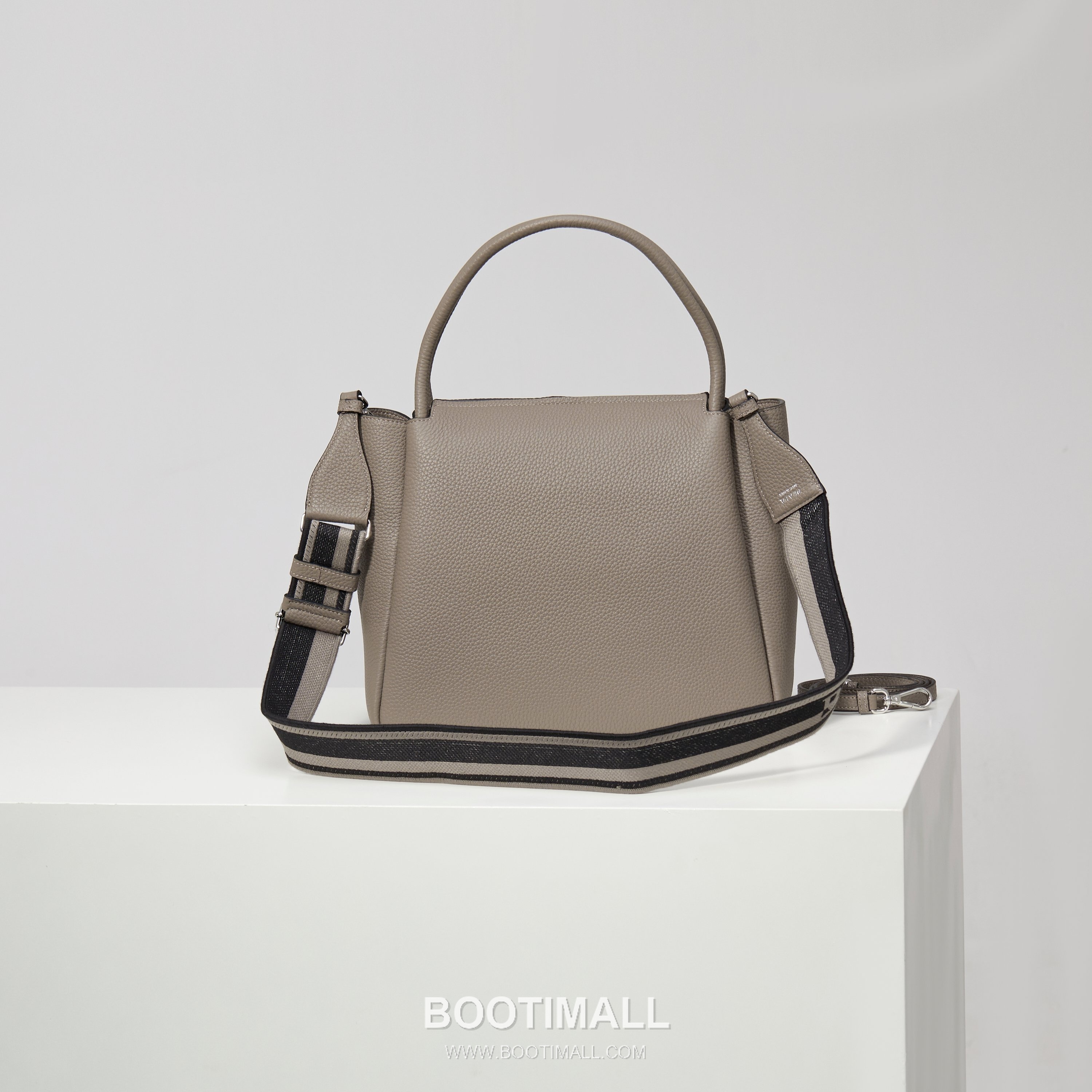 Prada Deer Grain Calfskin Crossbody Bag with Dual Adjustable Strap Detail 프라다 디어 그레인 카프스킨 크로스바디 백 듀얼 조절 스트랩 디테일 1BC170 32cm 2