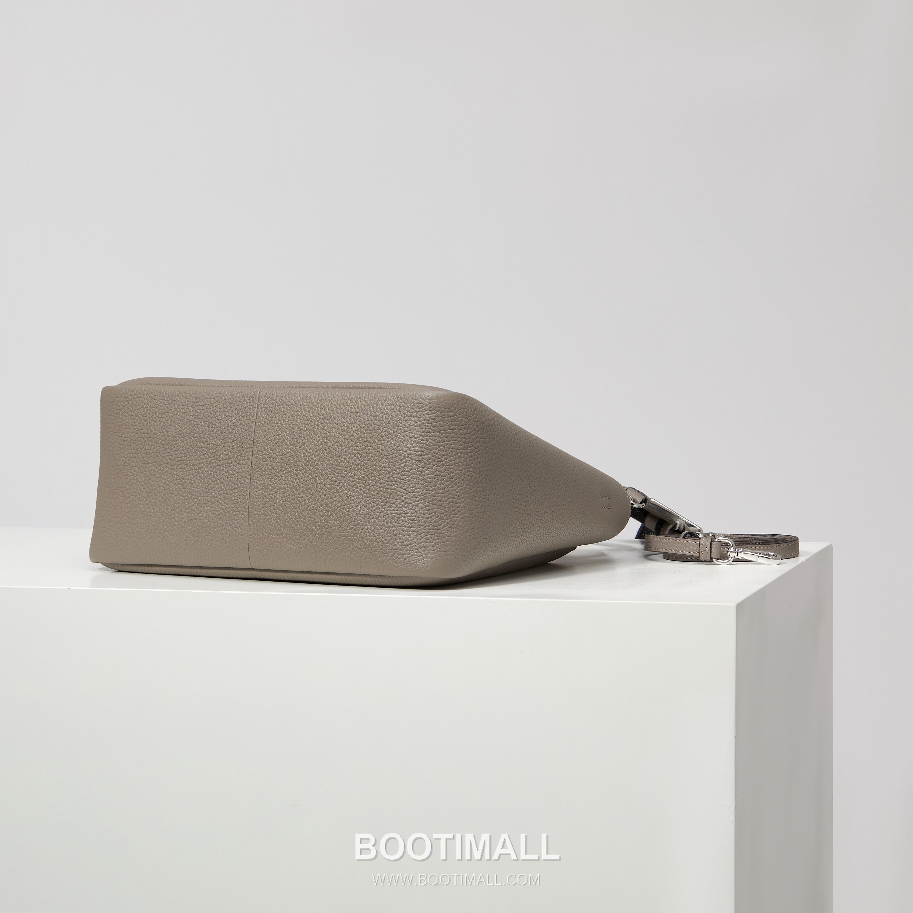 Prada Deer Grain Calfskin Crossbody Bag with Dual Adjustable Strap Detail 프라다 디어 그레인 카프스킨 크로스바디 백 듀얼 조절 스트랩 디테일 1BC170 32cm 4